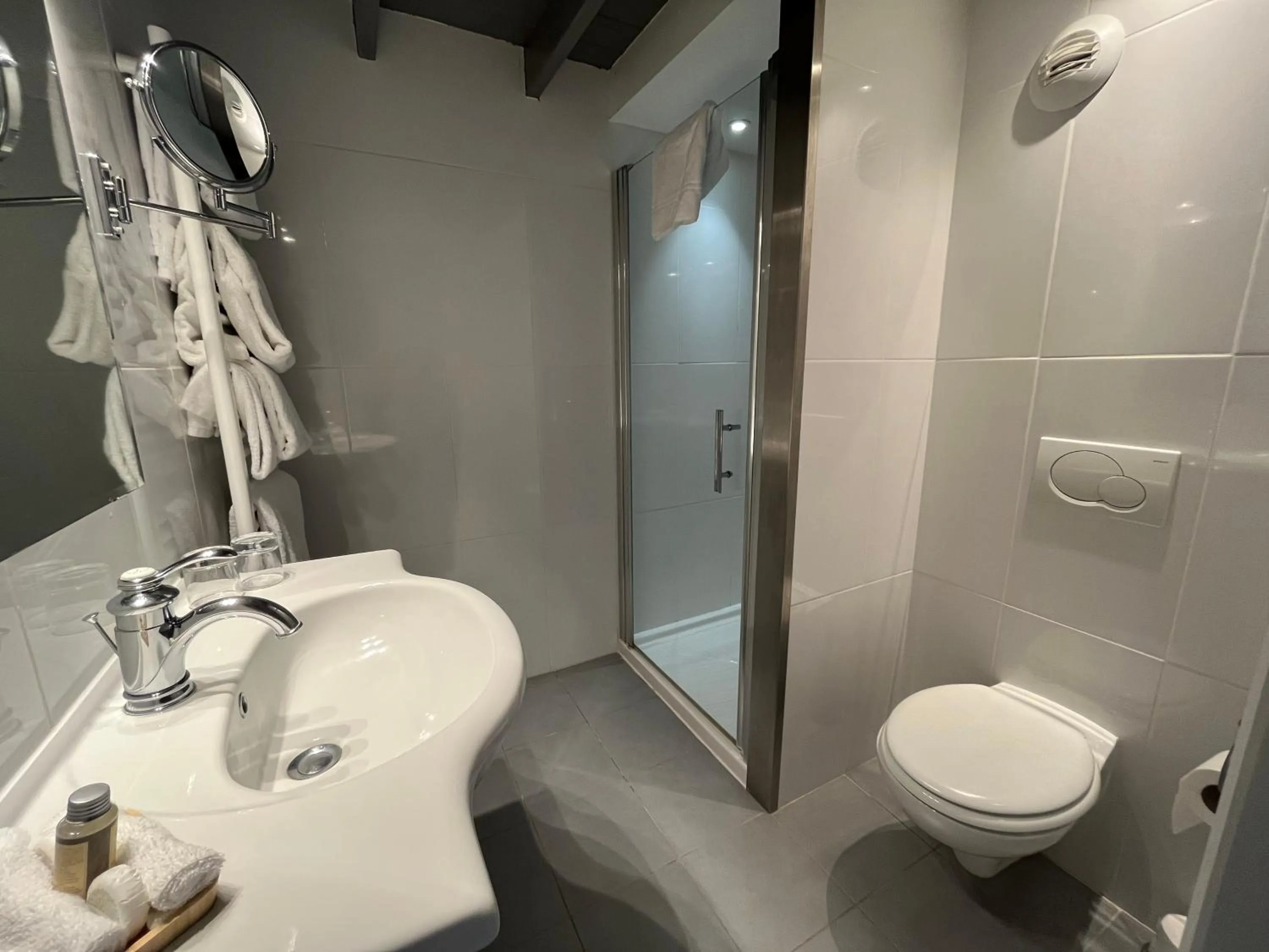 Shower in Hôtel-Restaurant-Chambre Insolite Spa - Le XII de Luynes