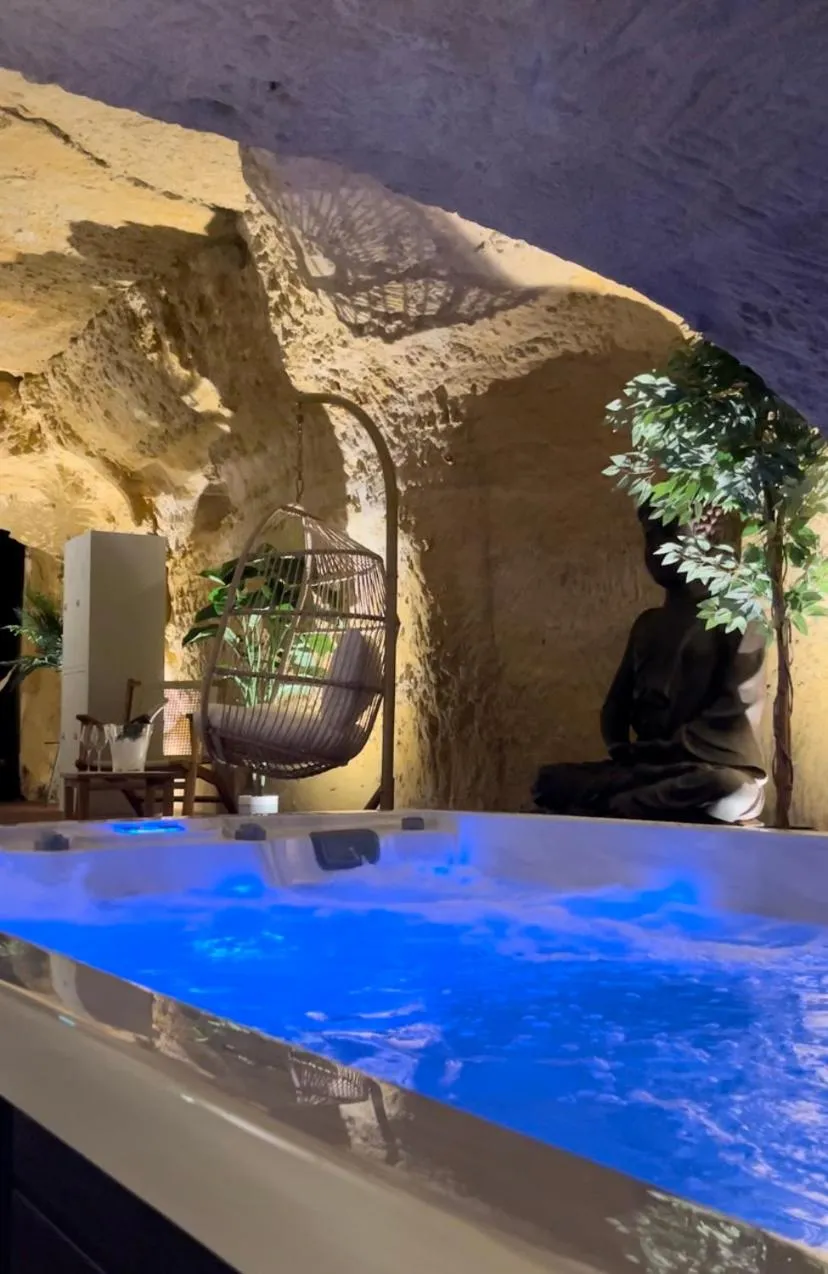 Hot Tub in Hôtel-Restaurant-Chambre Insolite Spa - Le XII de Luynes