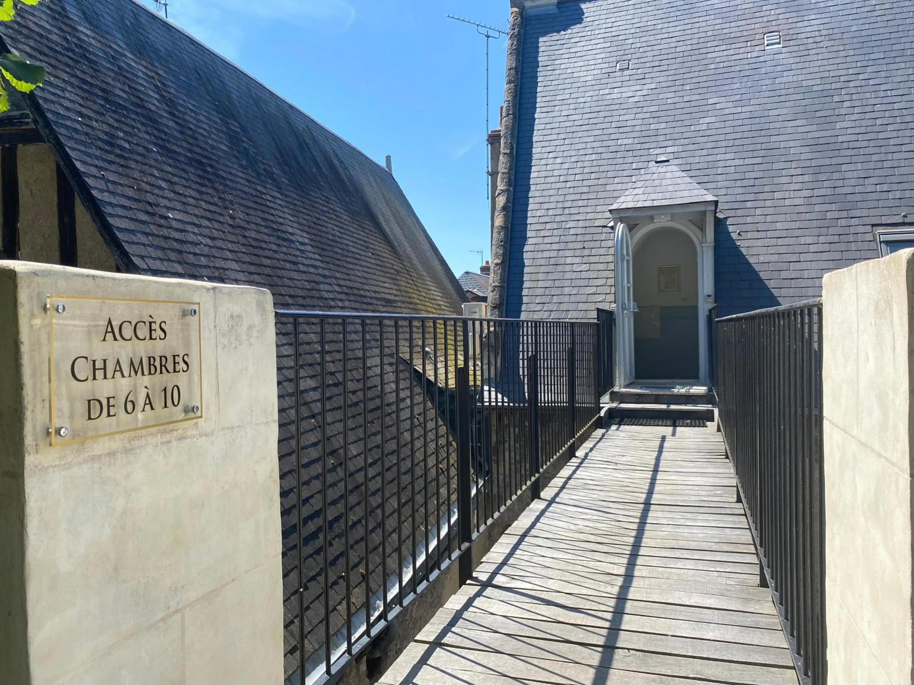 acessibility in Hôtel-Restaurant-Chambre Insolite Spa - Le XII de Luynes