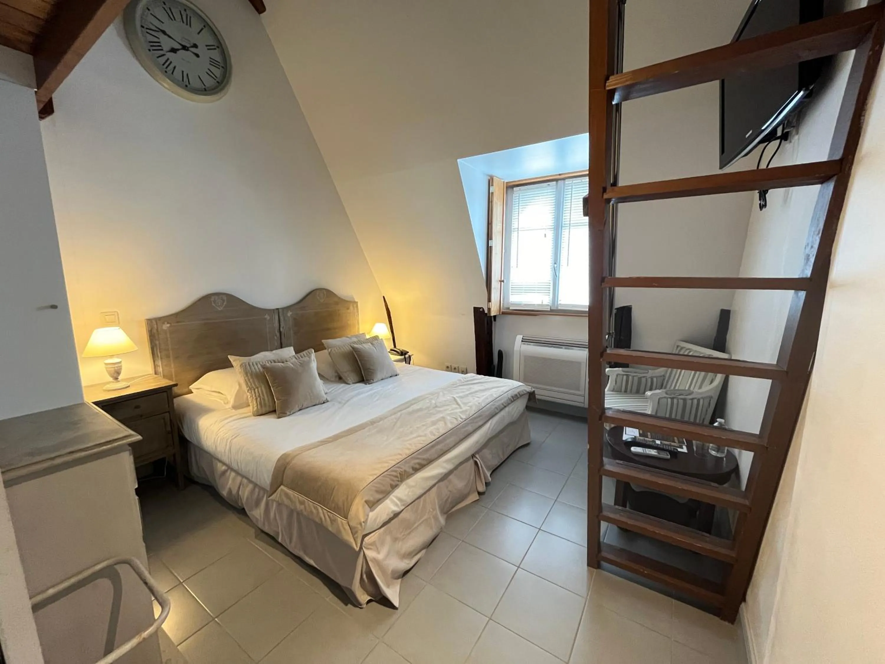 Bed in Hôtel-Restaurant-Chambre Insolite Spa - Le XII de Luynes