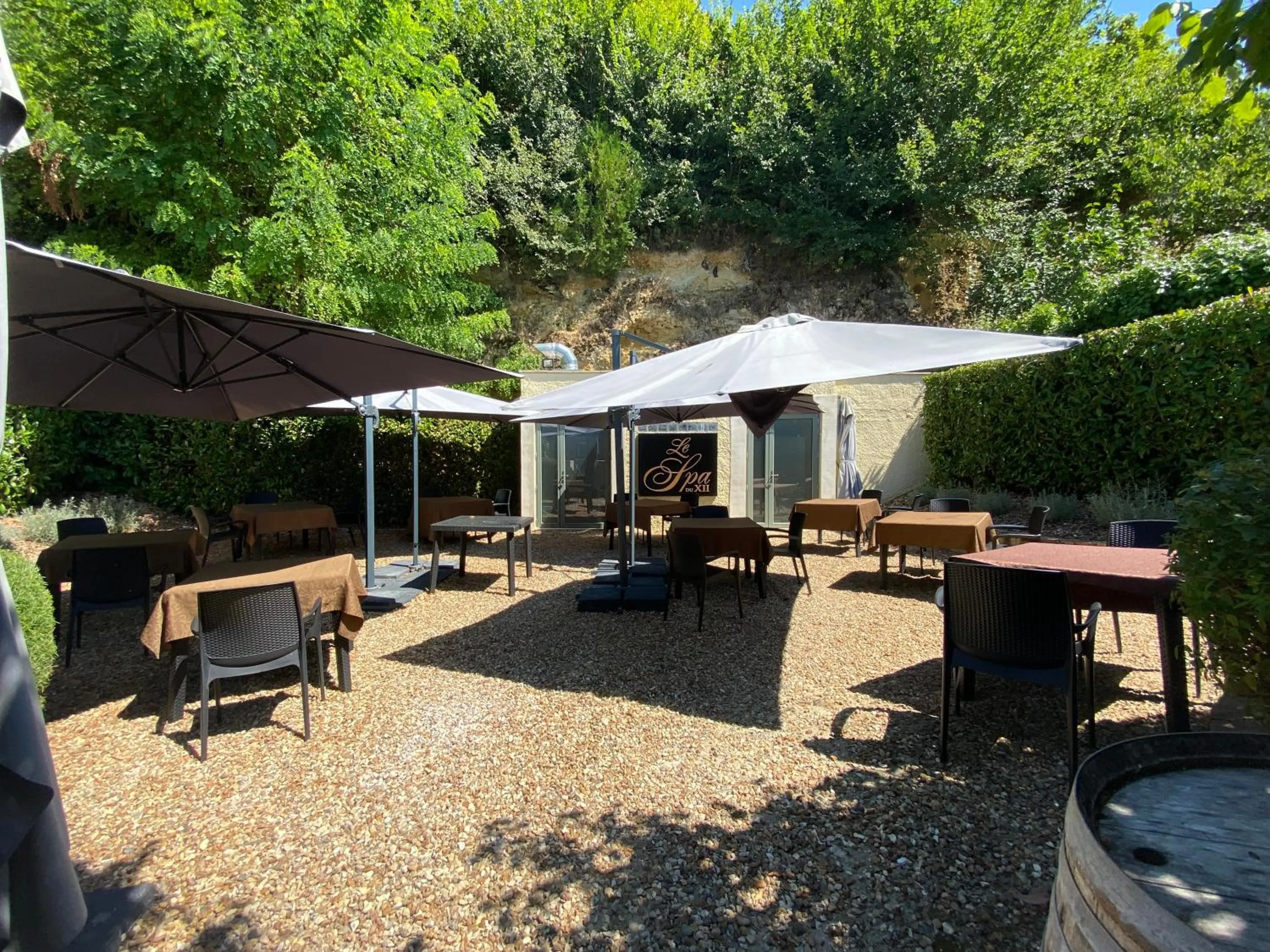 Patio in Hôtel-Restaurant-Chambre Insolite Spa - Le XII de Luynes