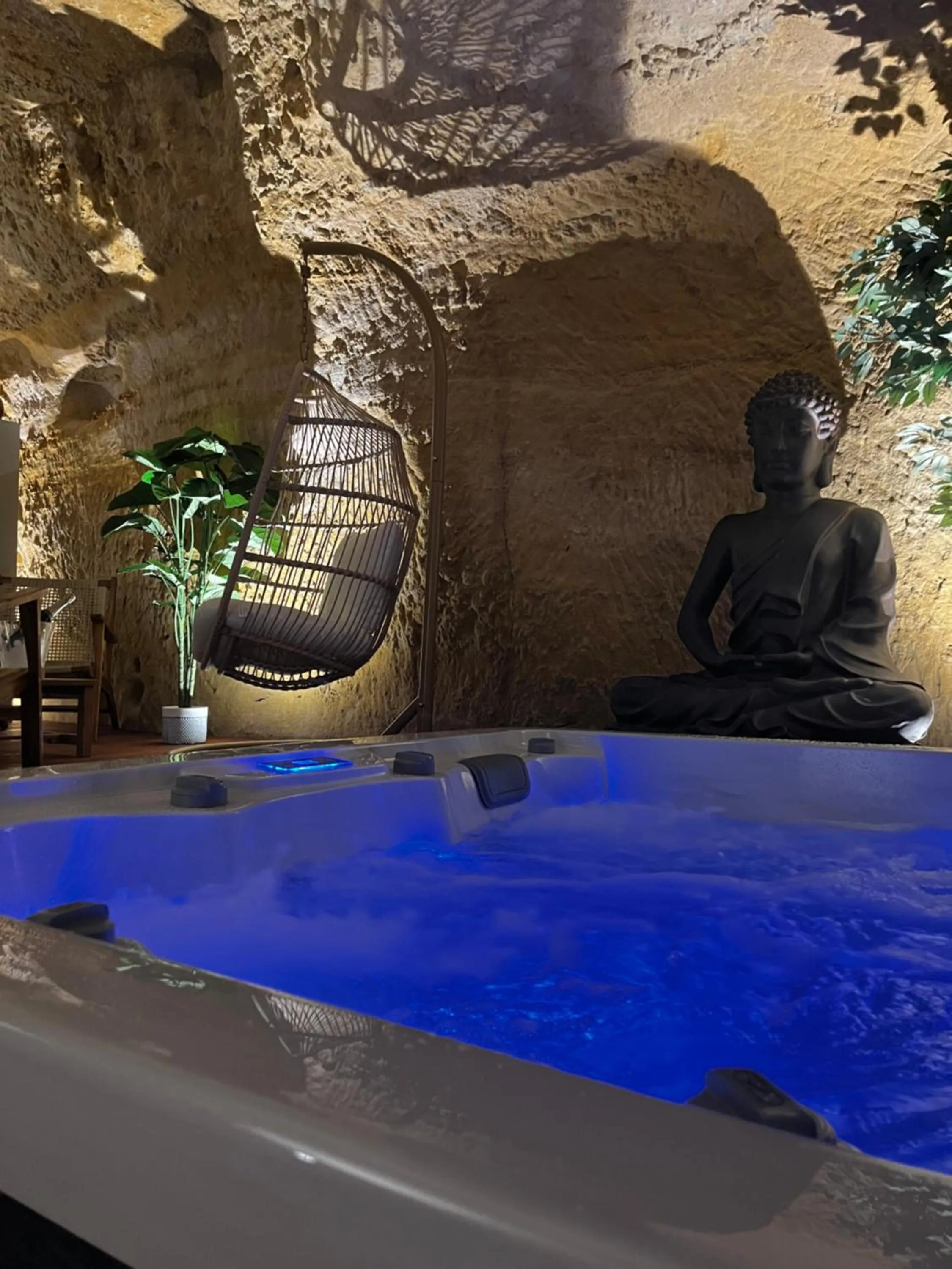 Hot Tub in Hôtel-Restaurant-Chambre Insolite Spa - Le XII de Luynes