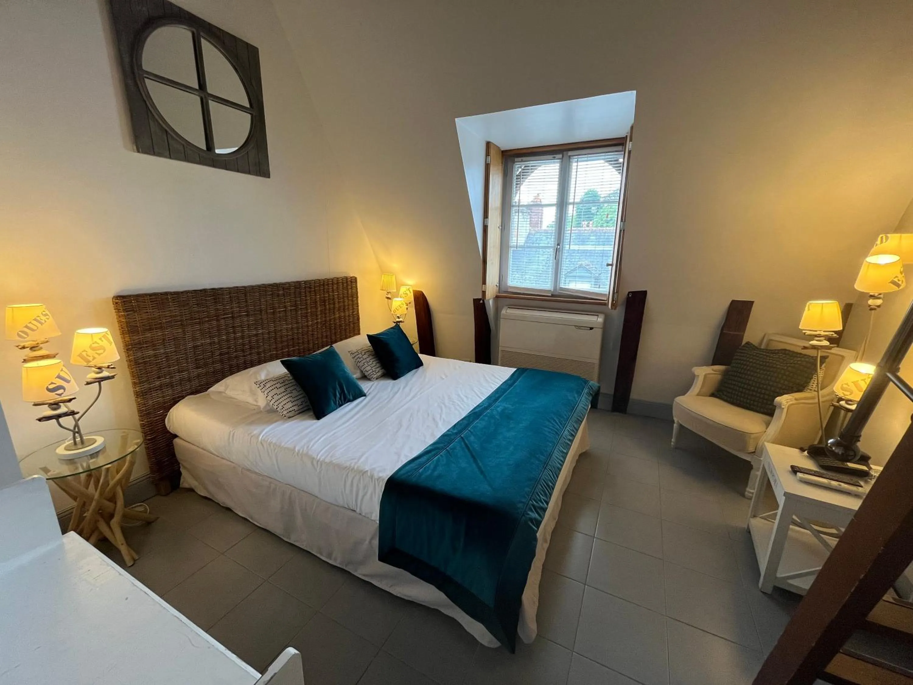 Bed in Hôtel-Restaurant-Chambre Insolite Spa - Le XII de Luynes