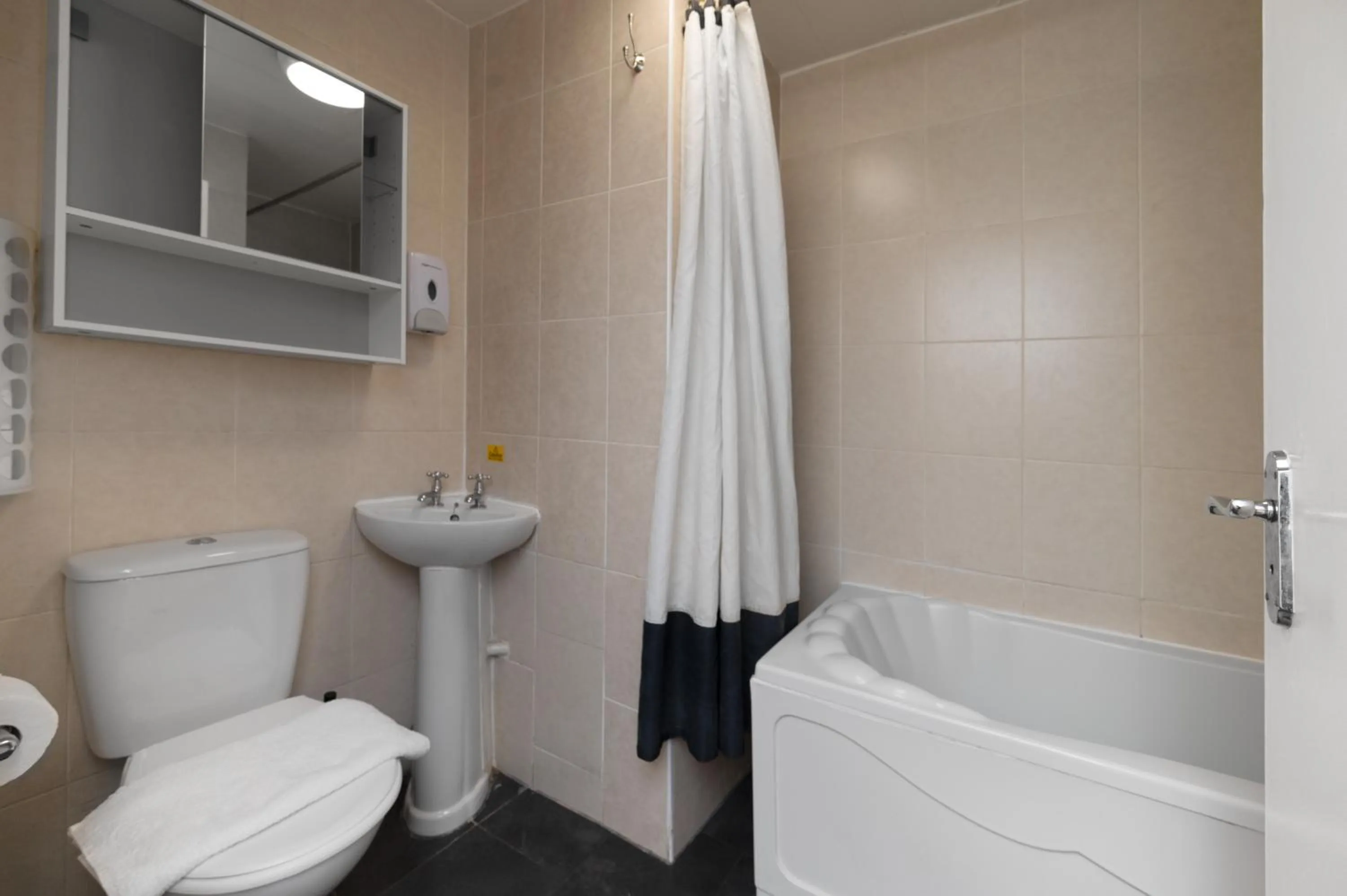 Bathroom in Flexistay Tulsi Aparthotel