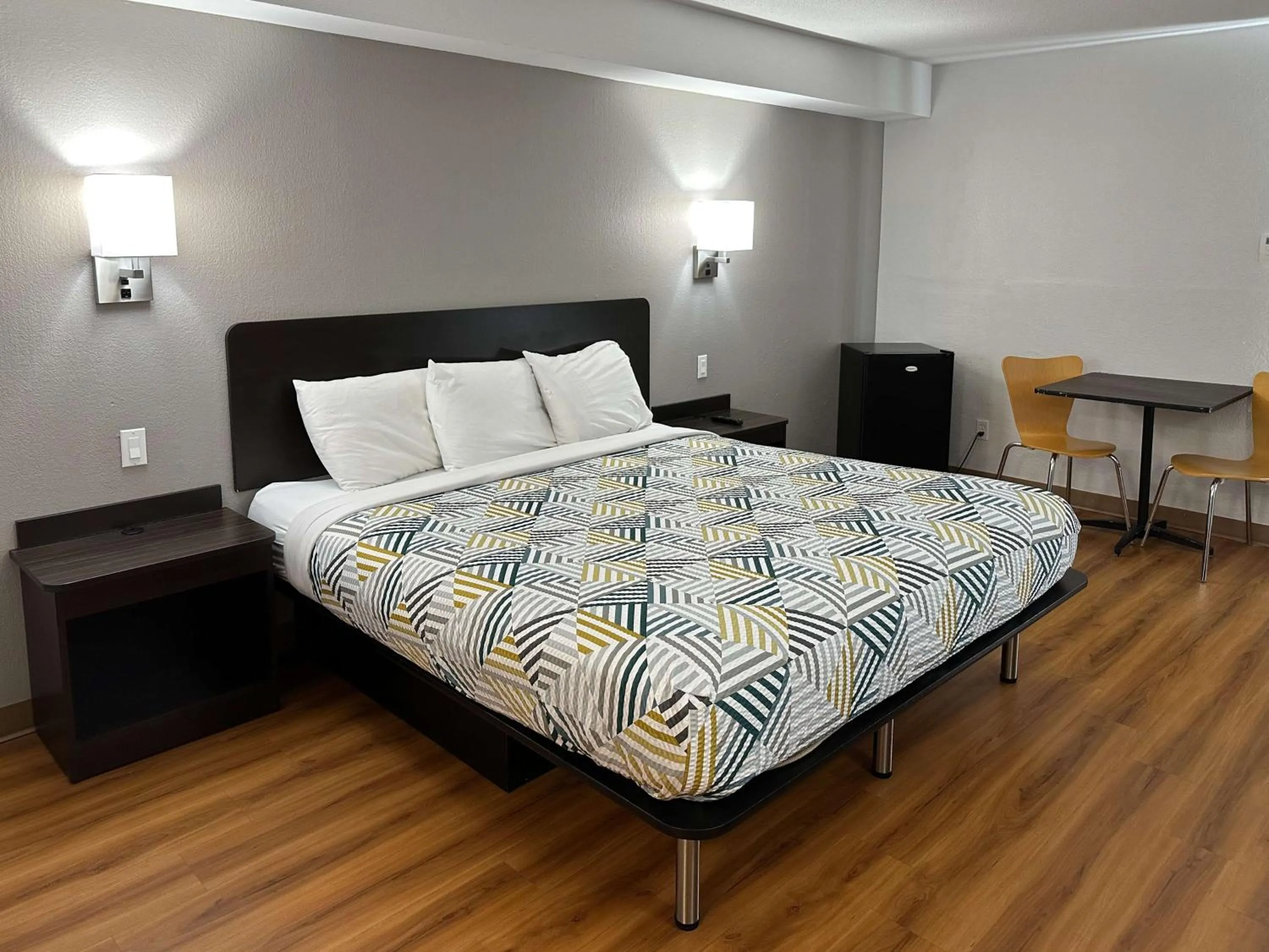 Bedroom, Bed in Motel 6-Greensboro, NC - Airport