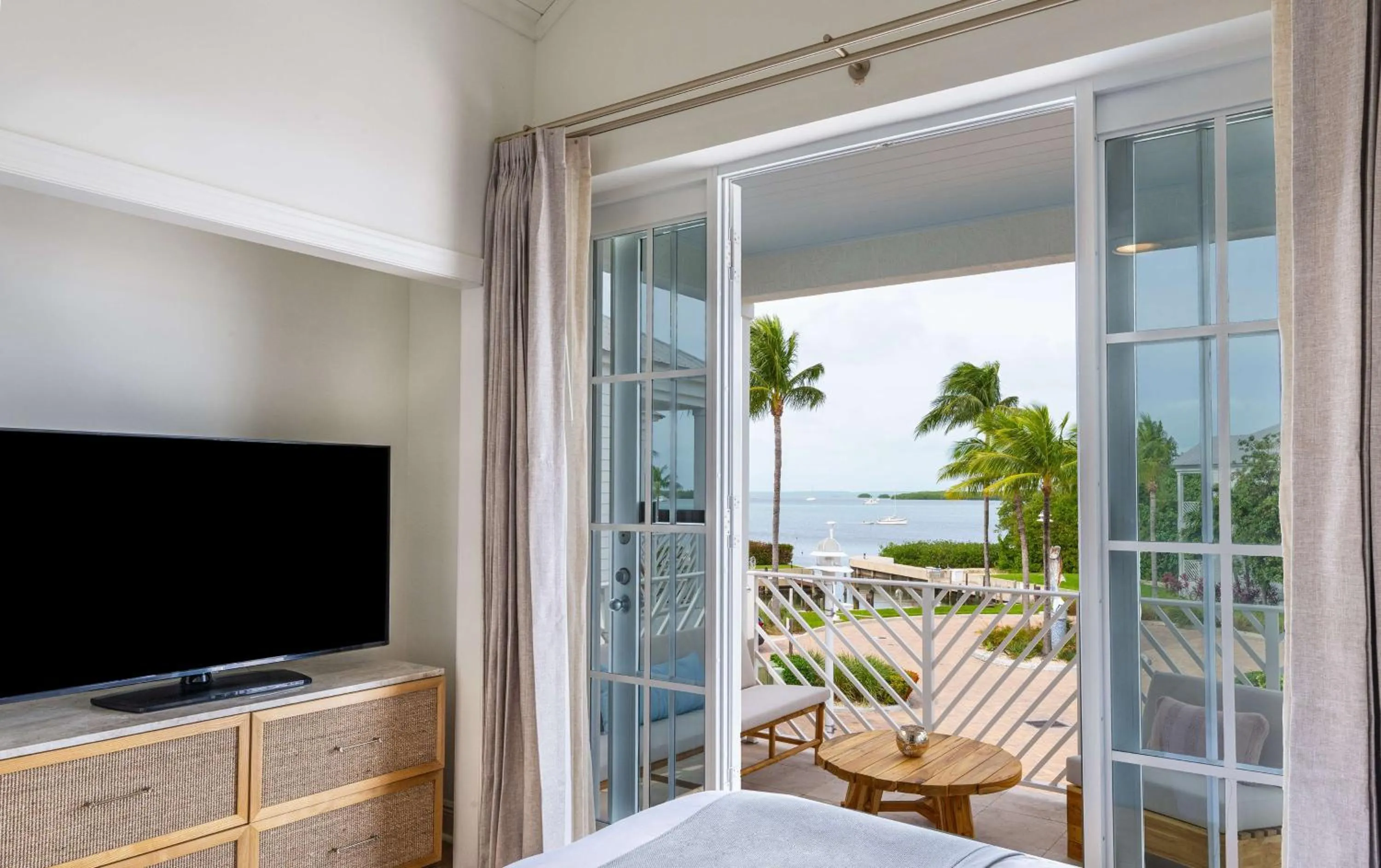 TV and multimedia in Bayside Villas by Islander Resort