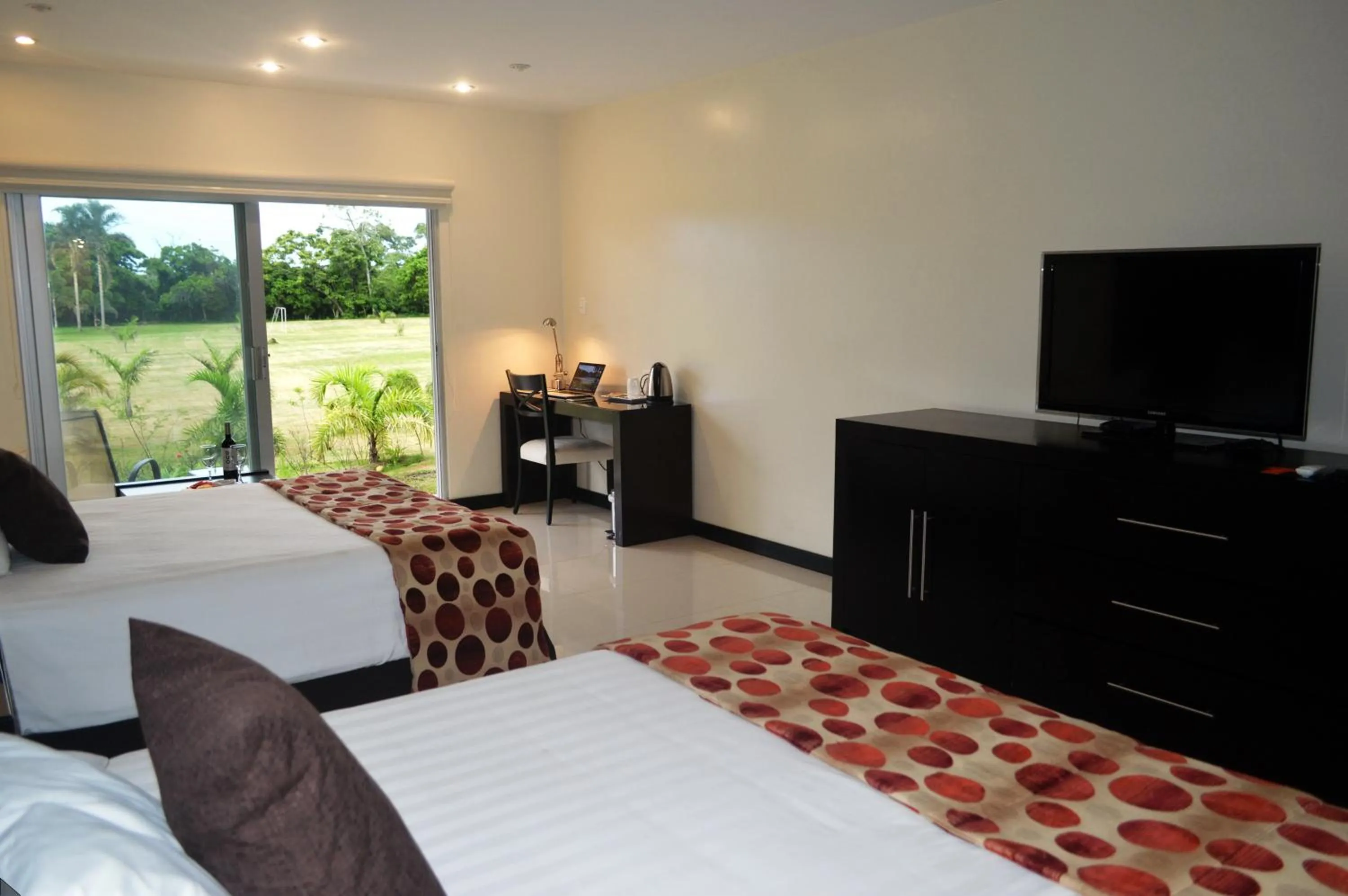 Photo of the whole room, Bed in Sun Hotel