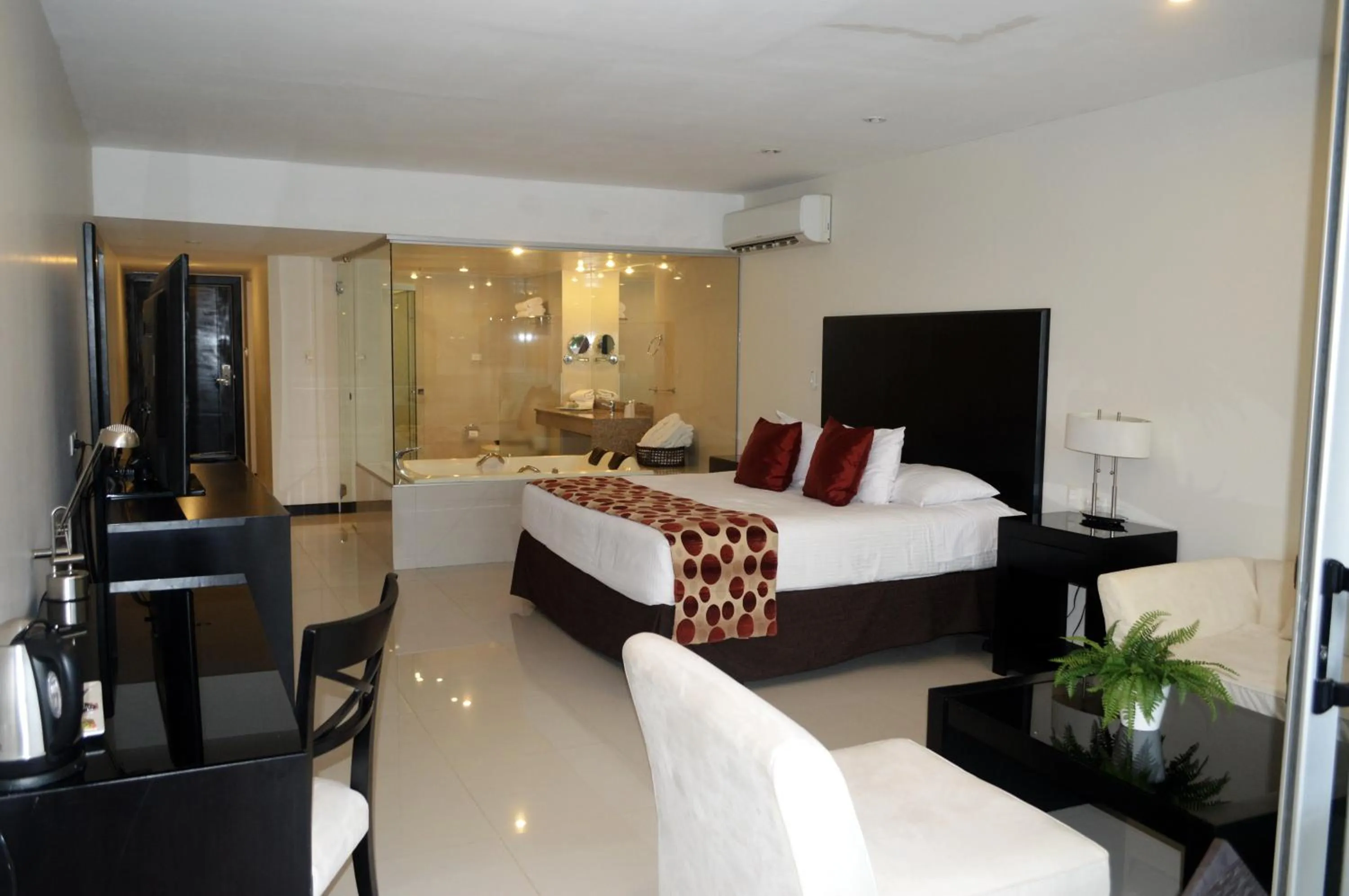 Photo of the whole room, Bed in Sun Hotel