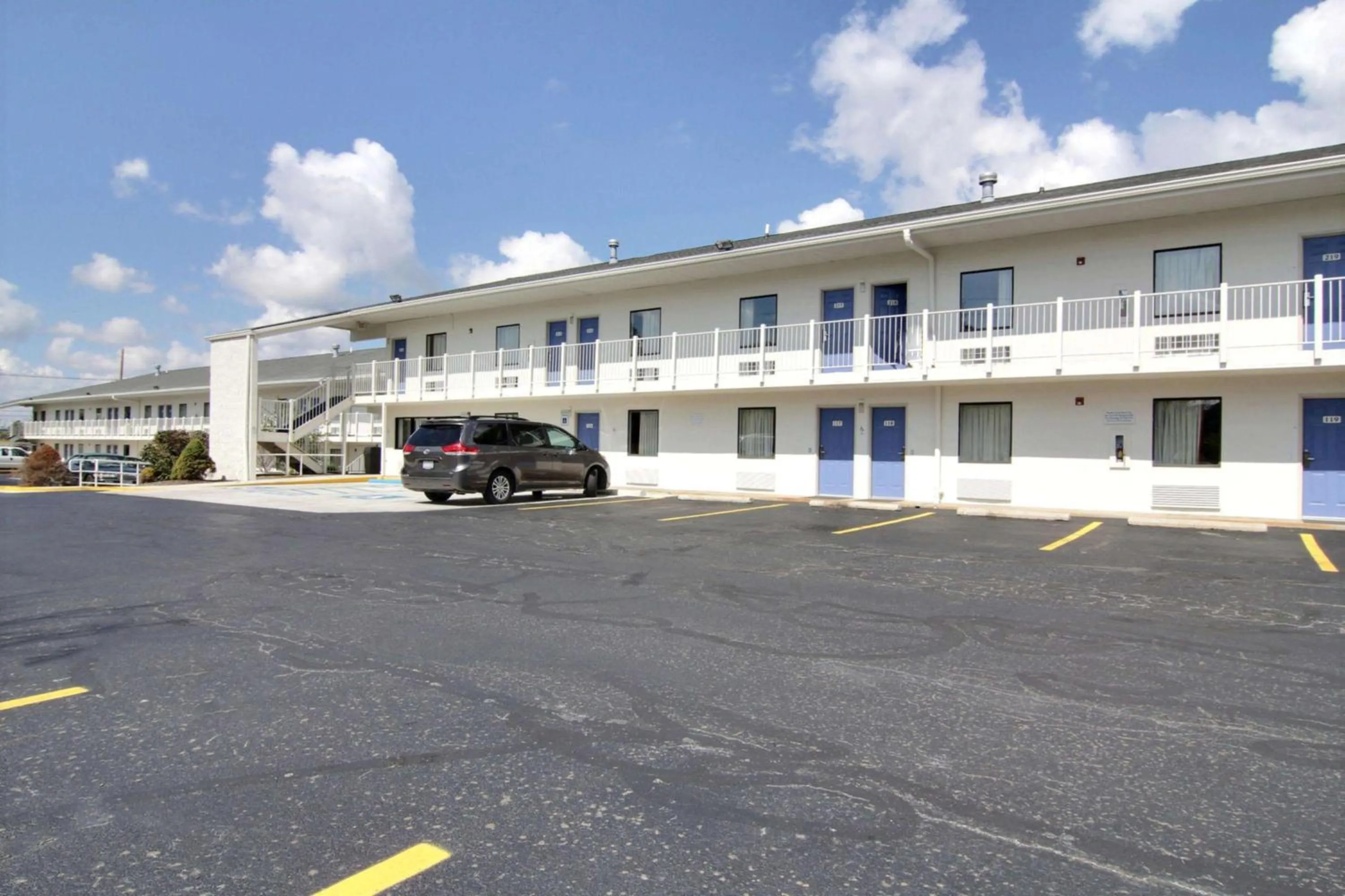 Property building in Motel 6-Middleburg Heights, OH - Cleveland