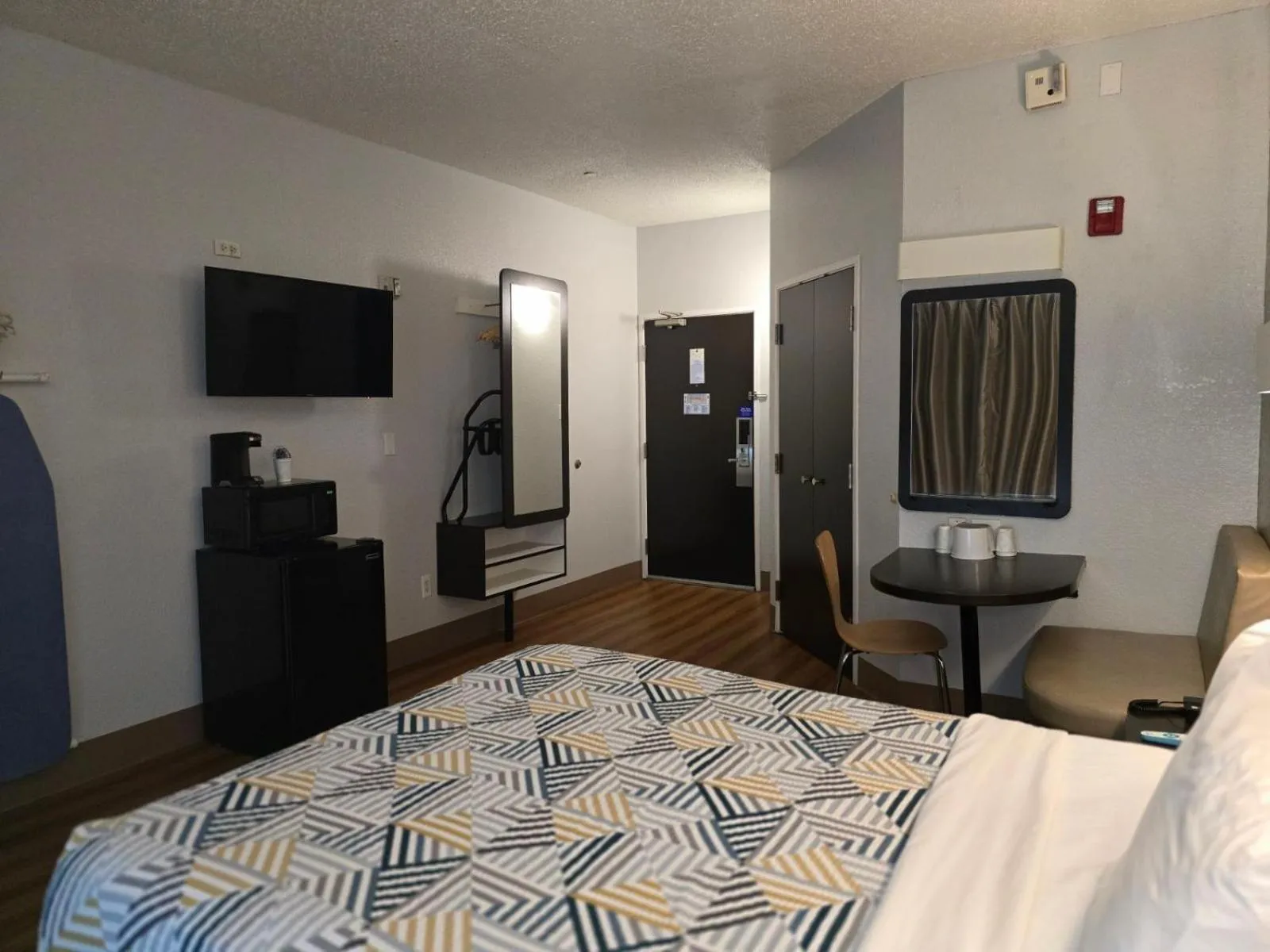 TV and multimedia, Bed in Motel 6-Biloxi, MS - Beach