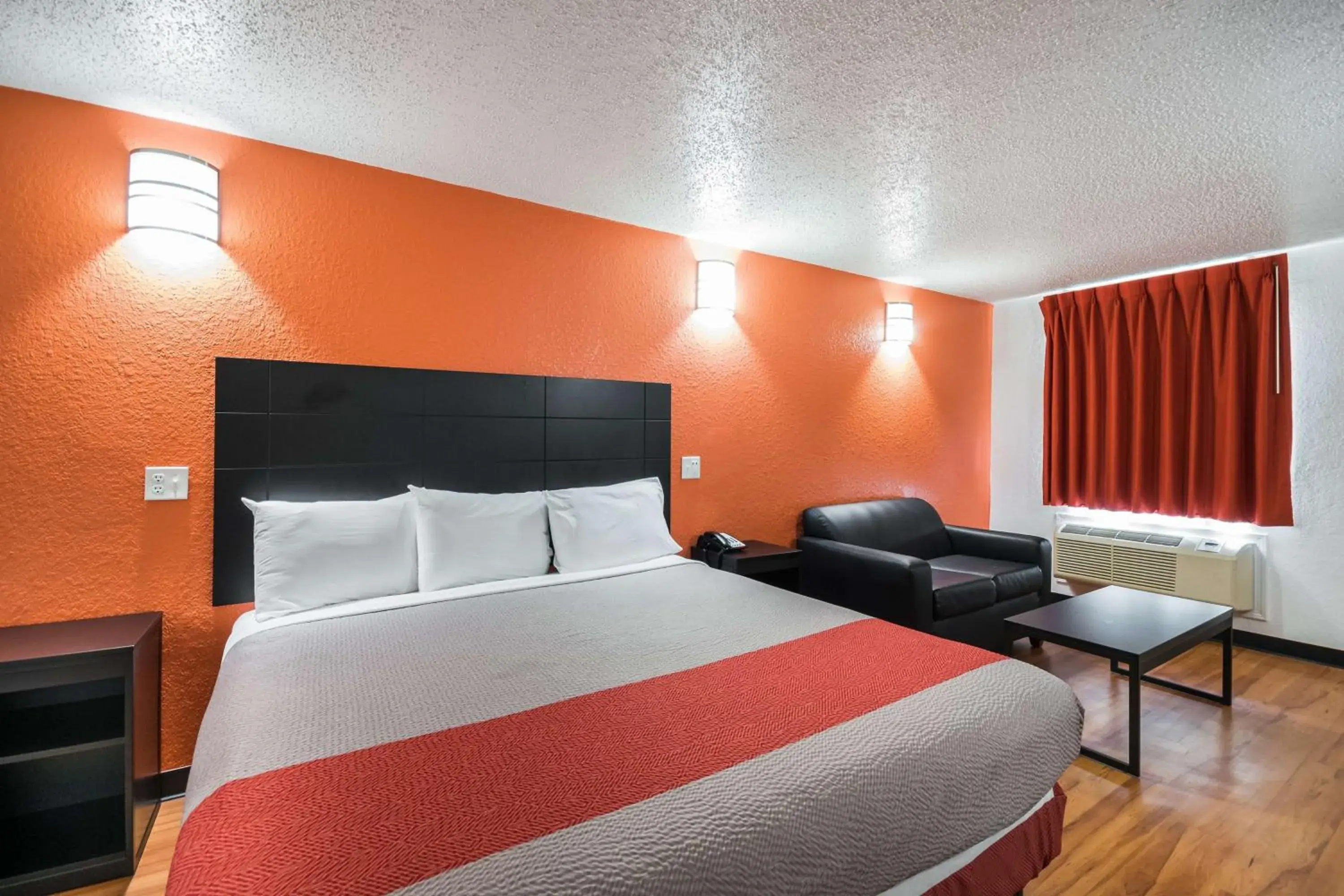 King Room with Roll-in Shower - single occupancy - Disability Access - Non-Smoking in Motel 6-Houston, TX - Brookhollow King Room with Roll-in Shower - single occupancy - Disability Access - Non-Smoking in Motel 6-Houston, TX - Brookhollow