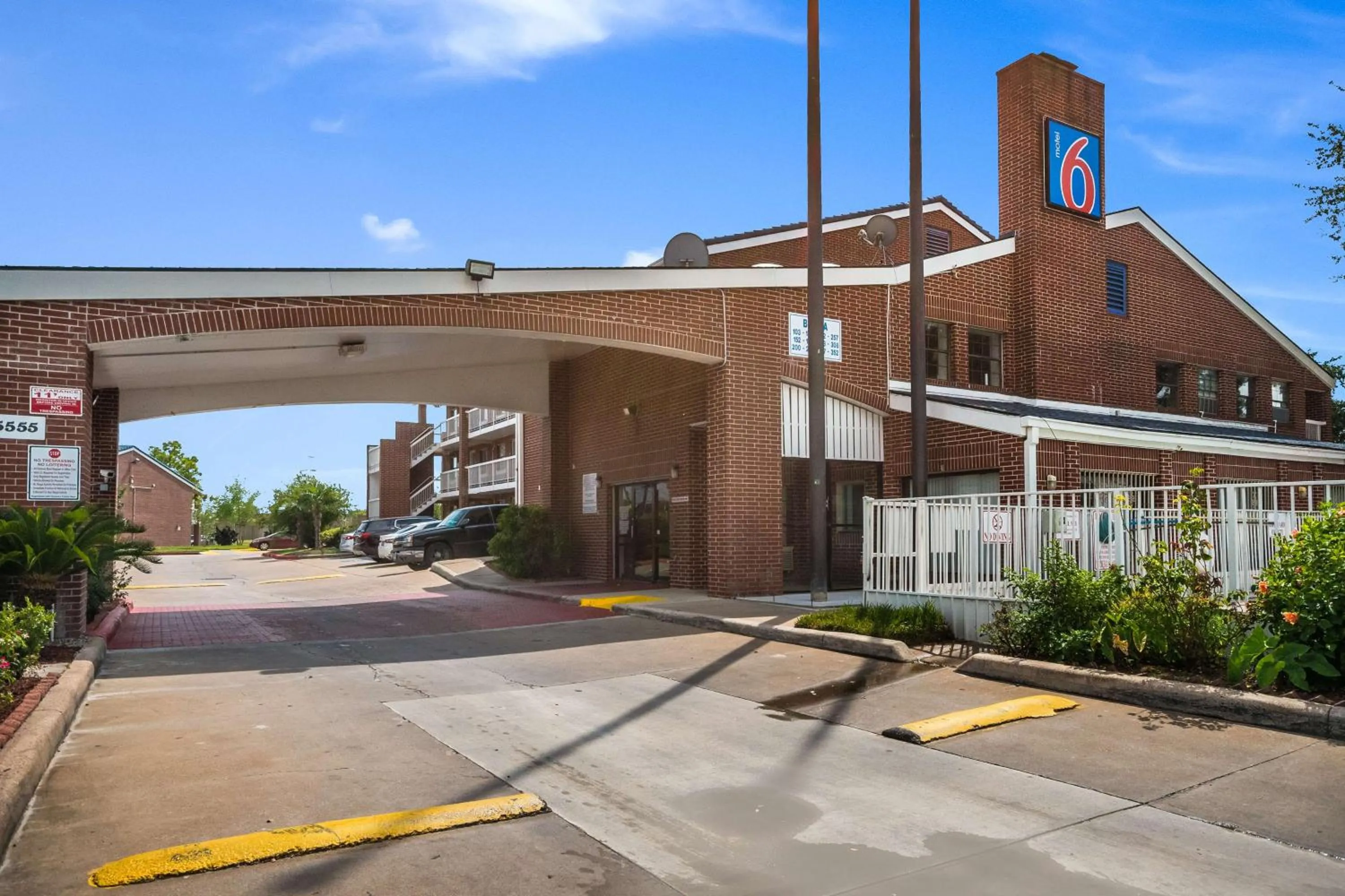 Property building in Motel 6-Houston, TX - Brookhollow