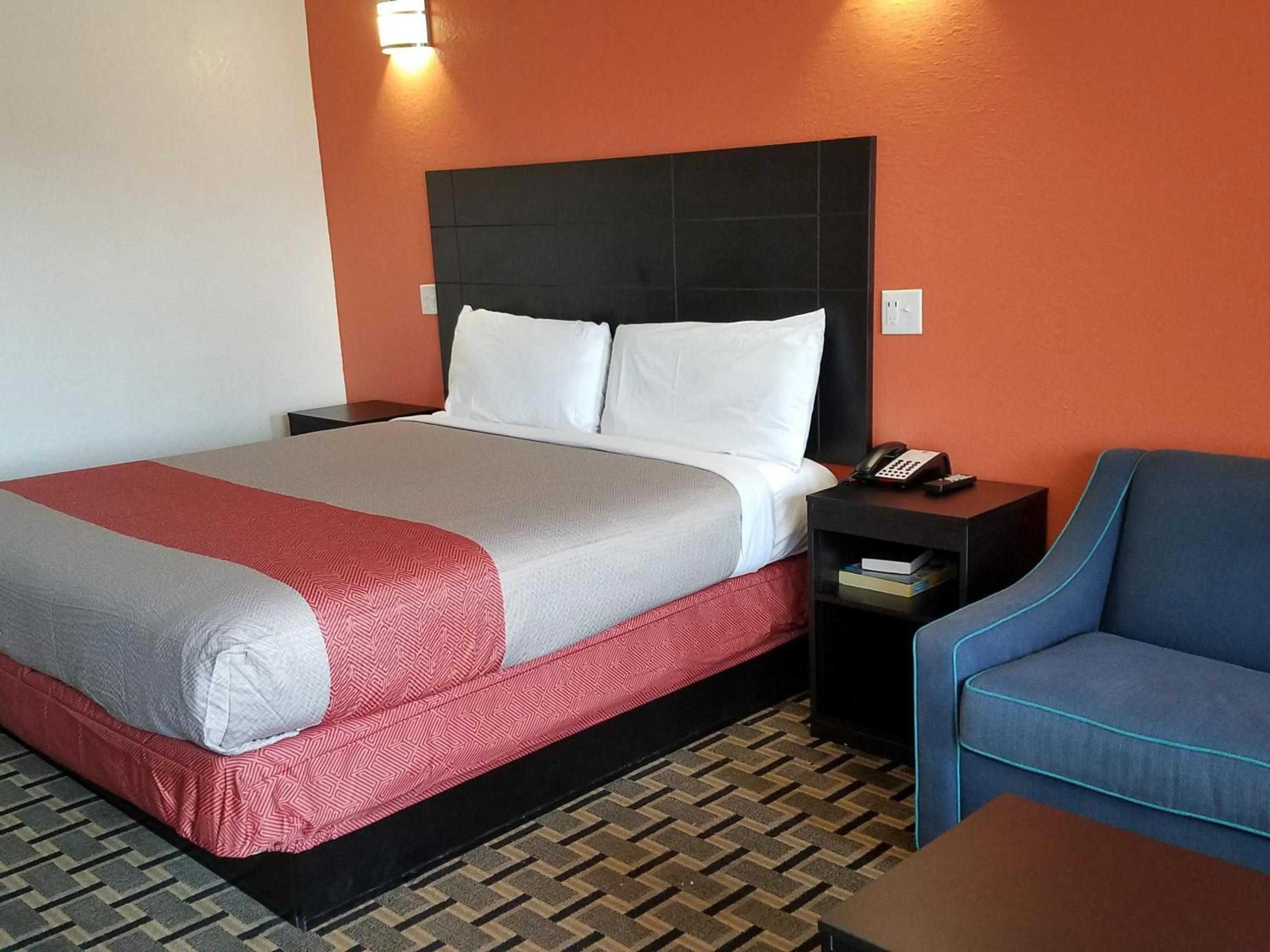 Bedroom, Bed in Motel 6-Houston, TX - Brookhollow