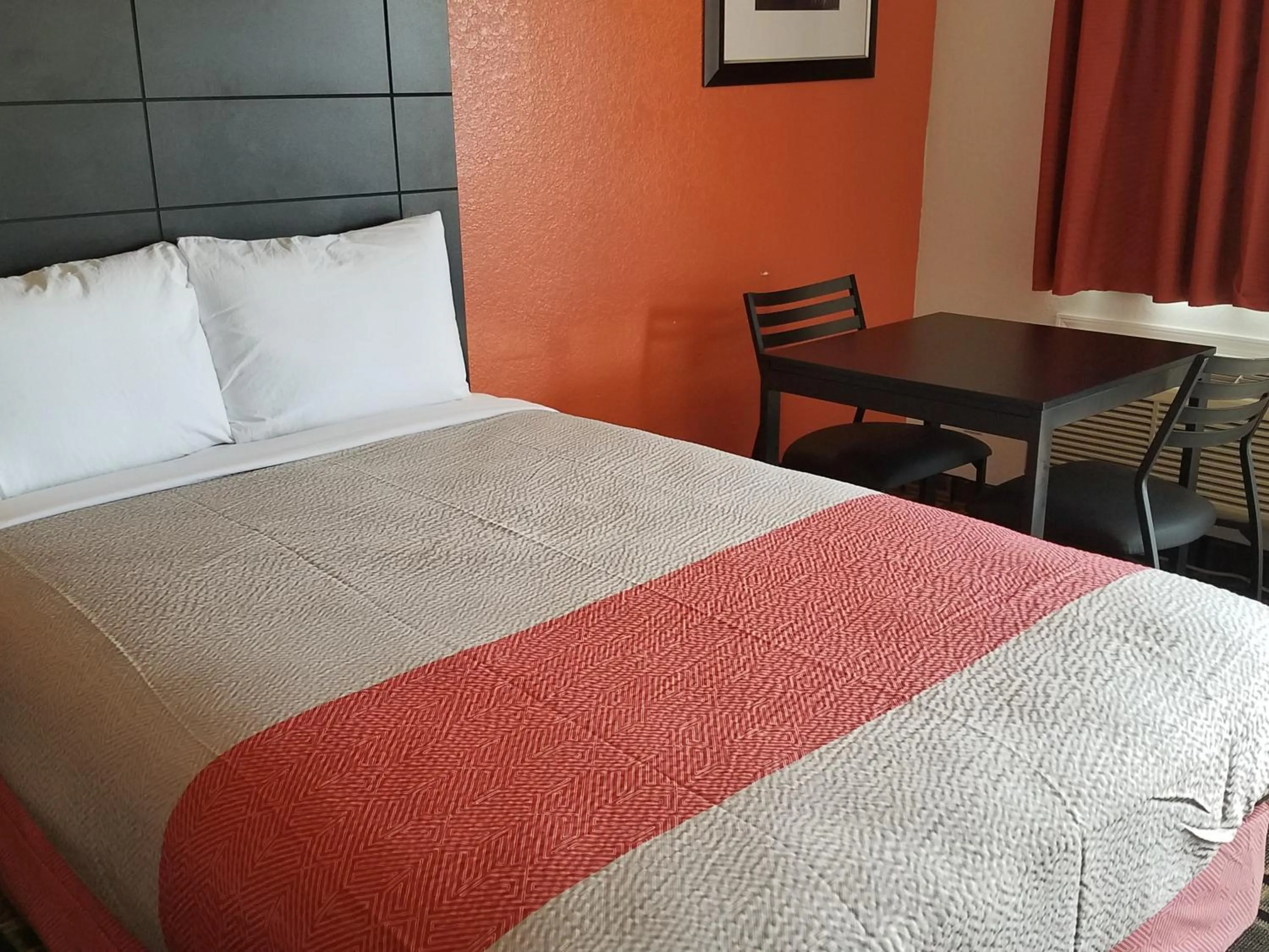 Bedroom, Bed in Motel 6-Houston, TX - Brookhollow