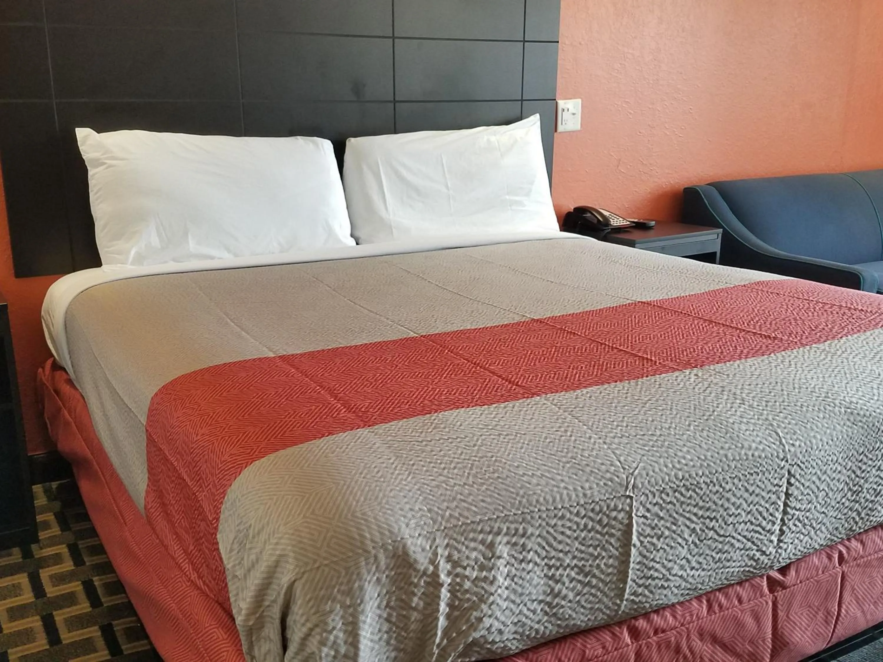 Bedroom, Bed in Motel 6-Houston, TX - Brookhollow