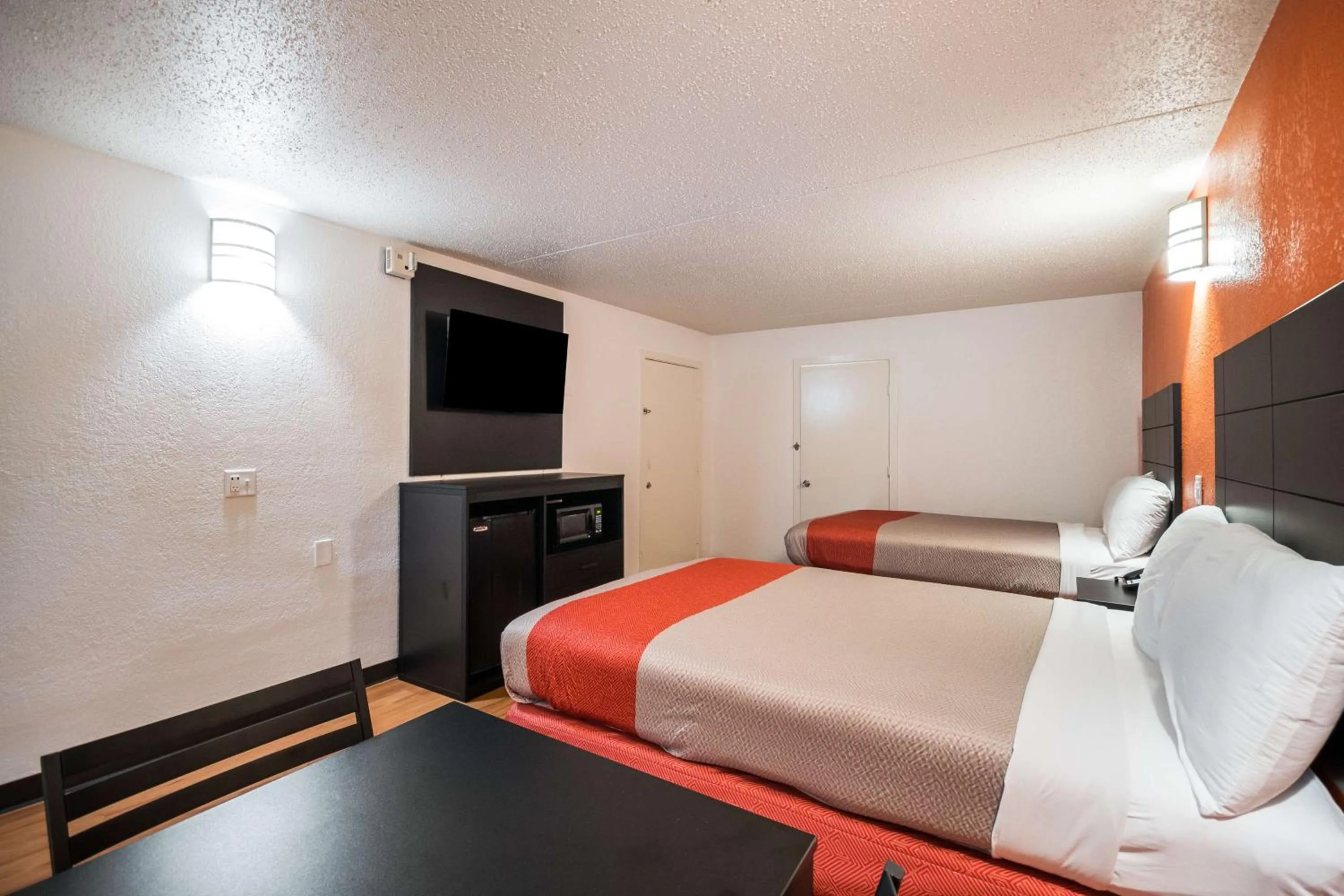 Photo of the whole room, Bed in Motel 6-Houston, TX - Brookhollow