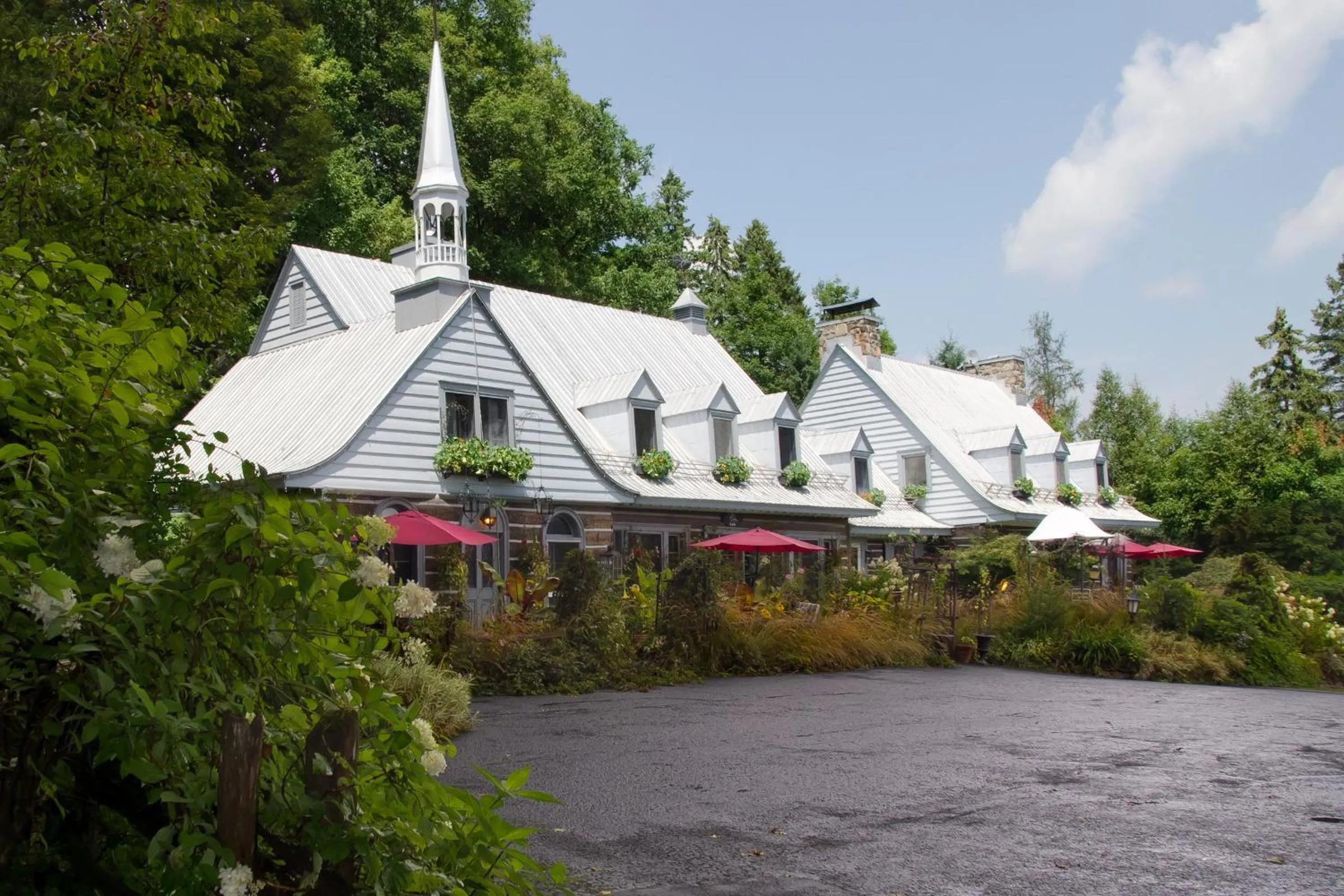 Facade/entrance in Le Petit Clocher Gite Touristique B & B