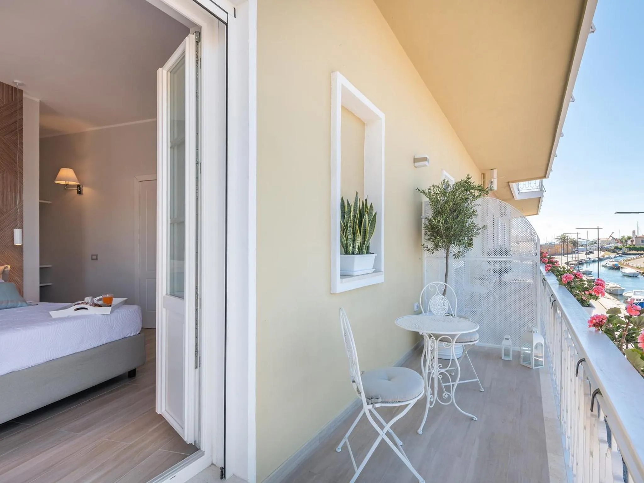 Area and facilities, Bed in AQUAMADRE Suites