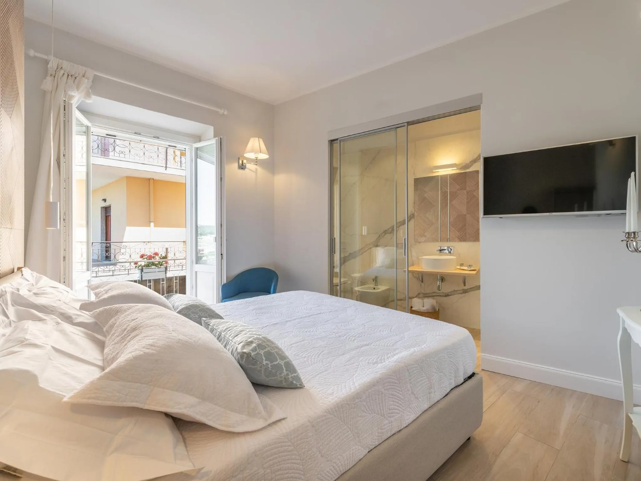 Bedroom, Bed in AQUAMADRE Suites