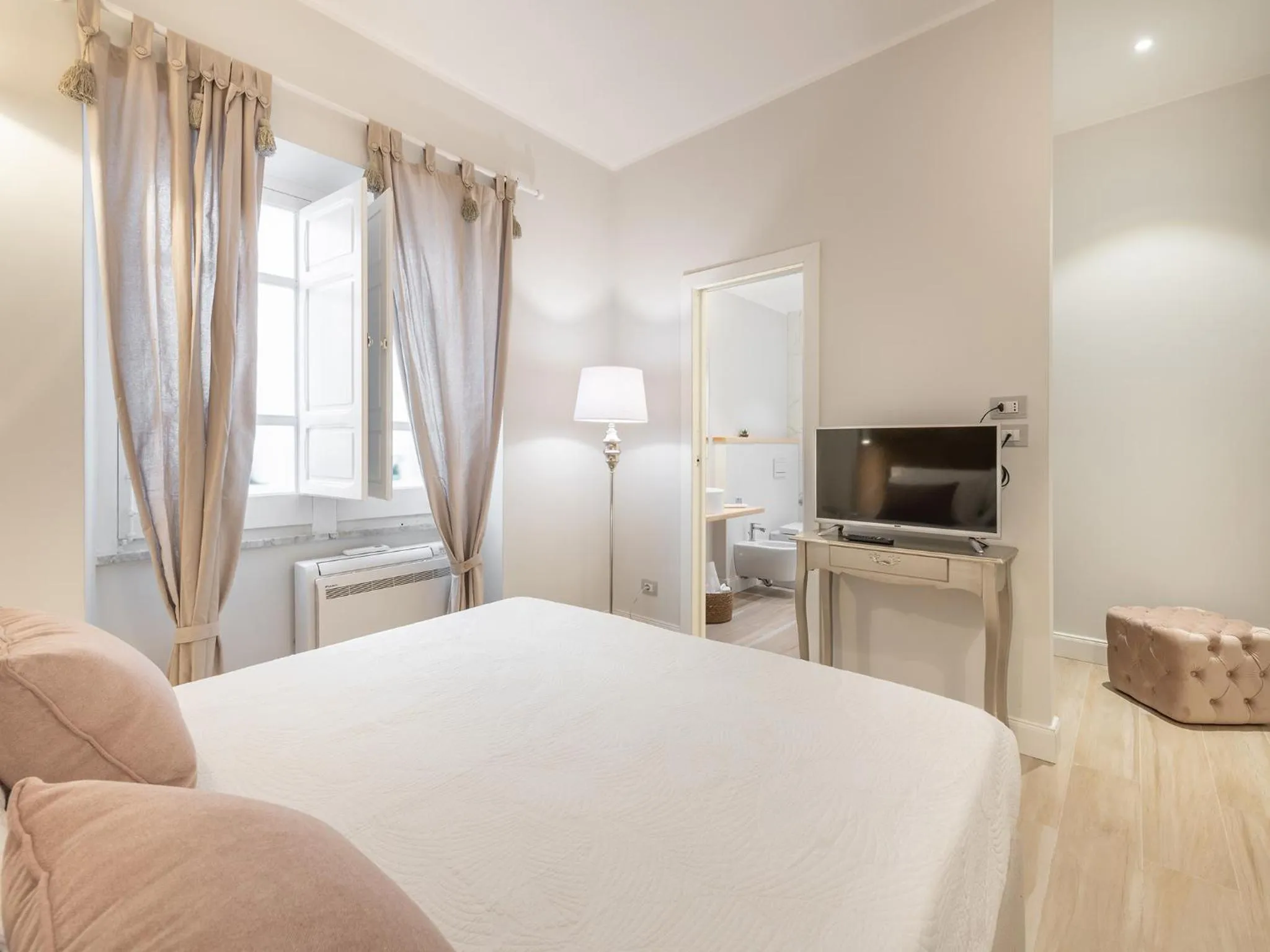 Bathroom, Bed in AQUAMADRE Suites