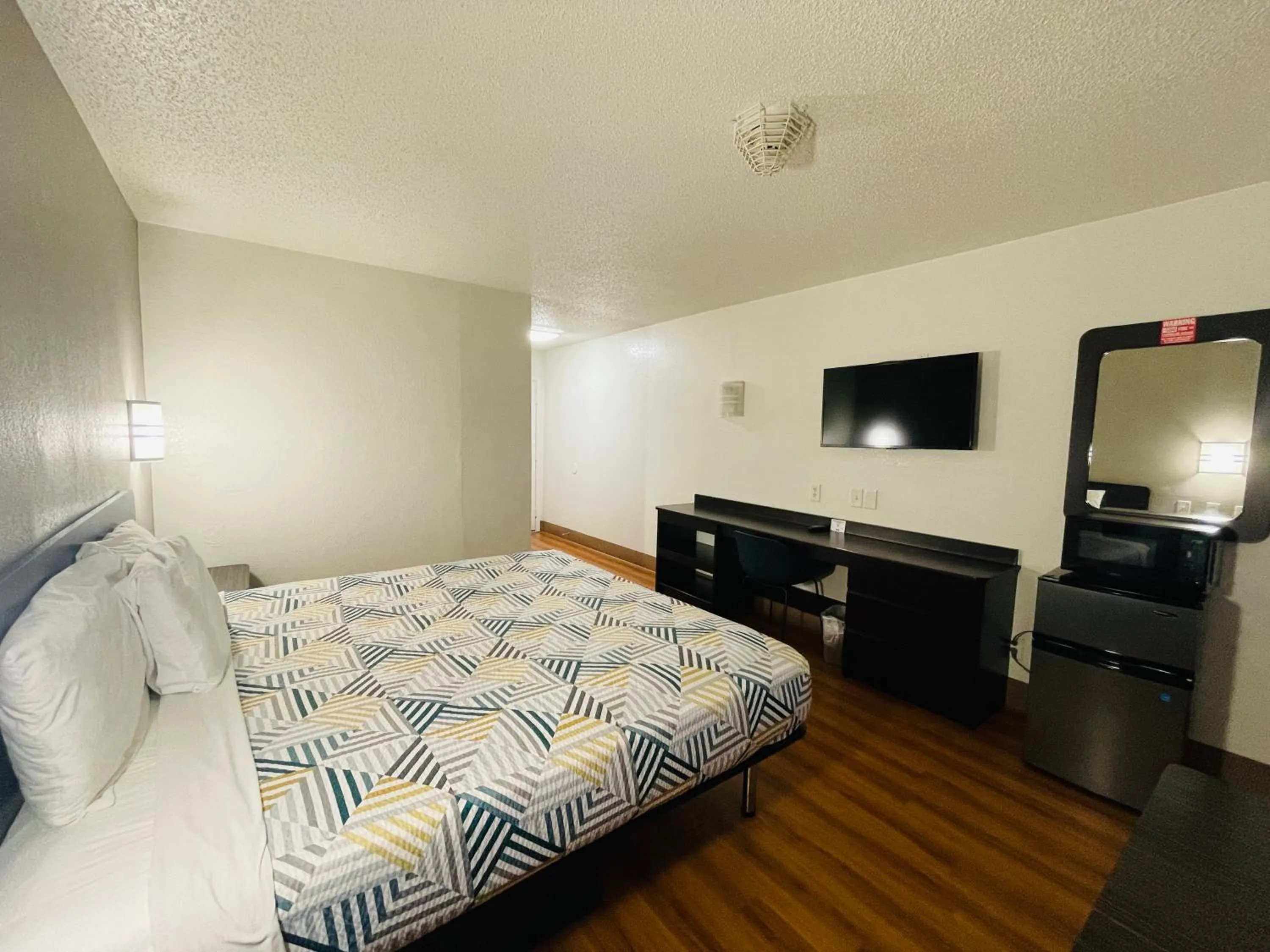 Bedroom, Bed in Motel 6-Duncanville, TX - Dallas