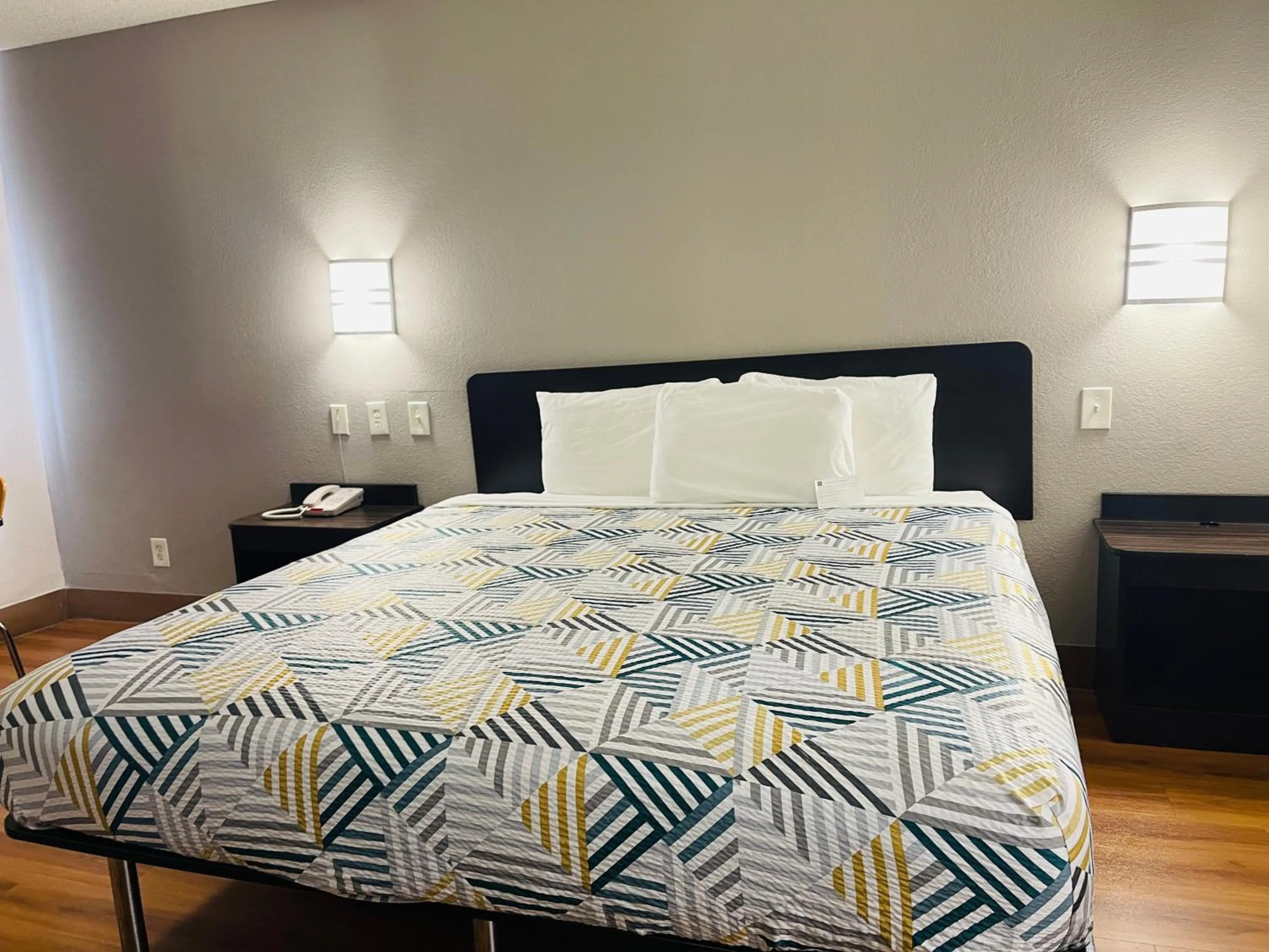 Bedroom, Bed in Motel 6-Duncanville, TX - Dallas