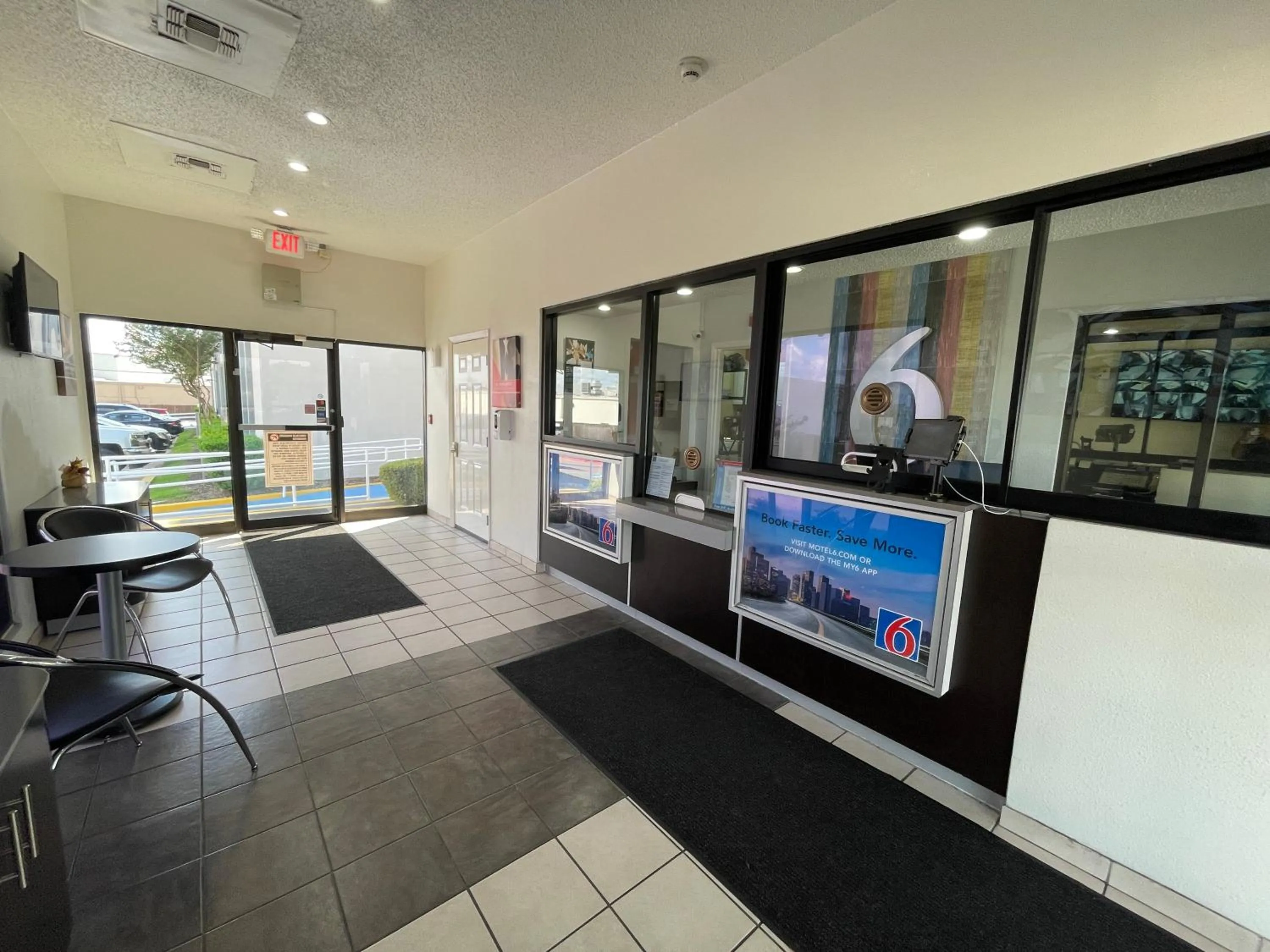 Lobby or reception in Motel 6-Duncanville, TX - Dallas