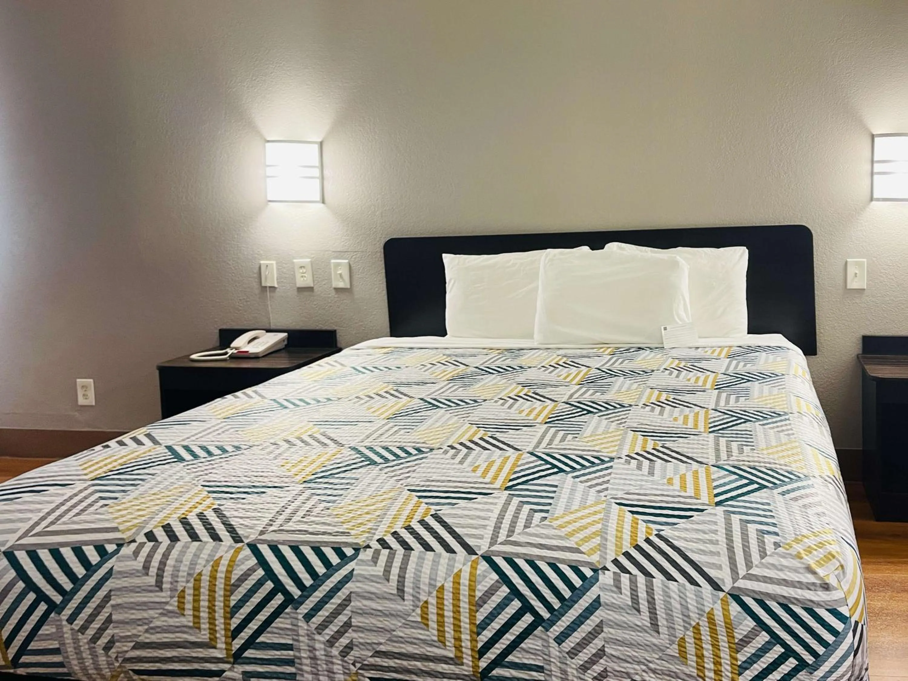 Bedroom, Bed in Motel 6-Duncanville, TX - Dallas