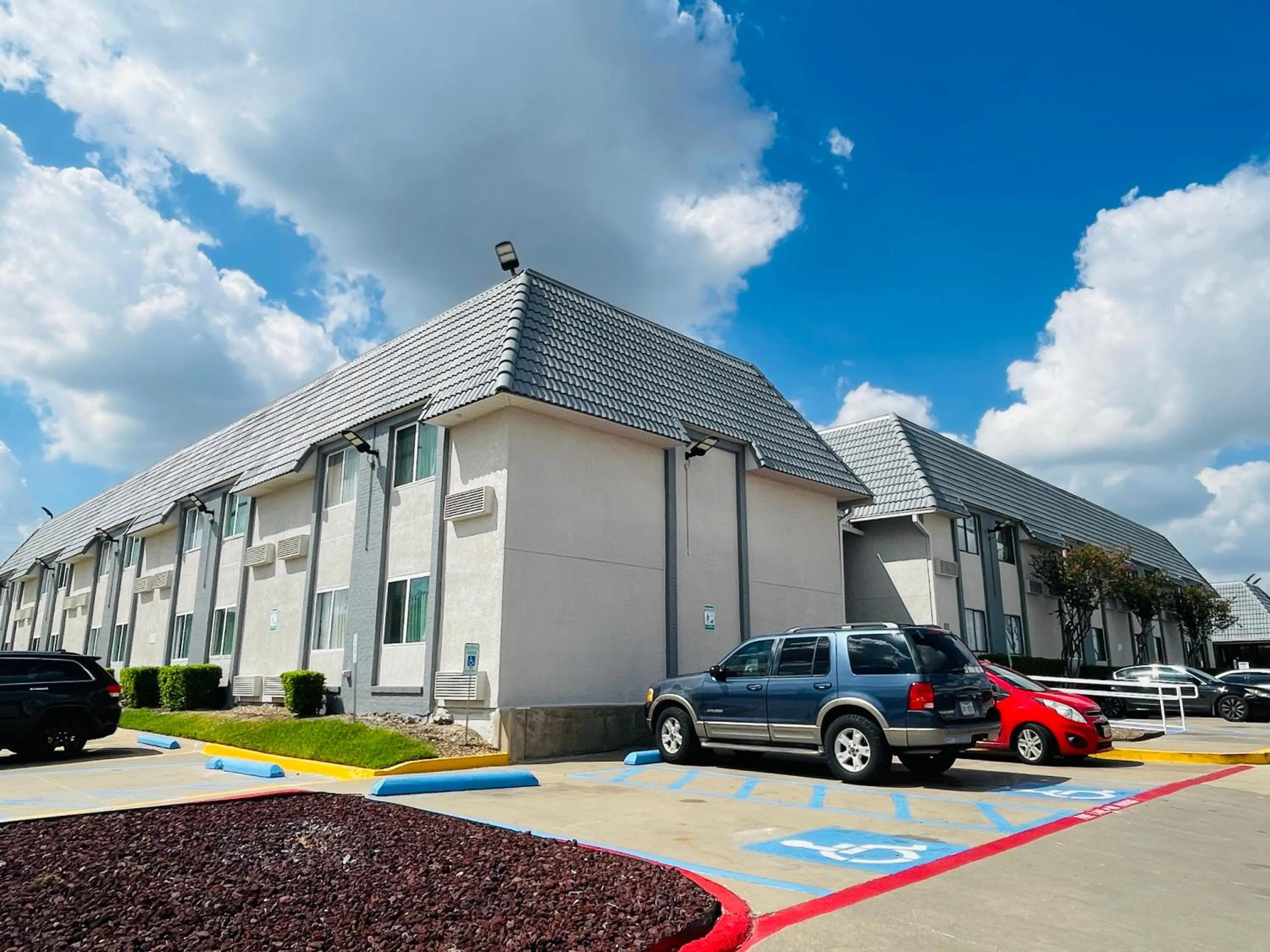 Property building in Motel 6-Duncanville, TX - Dallas