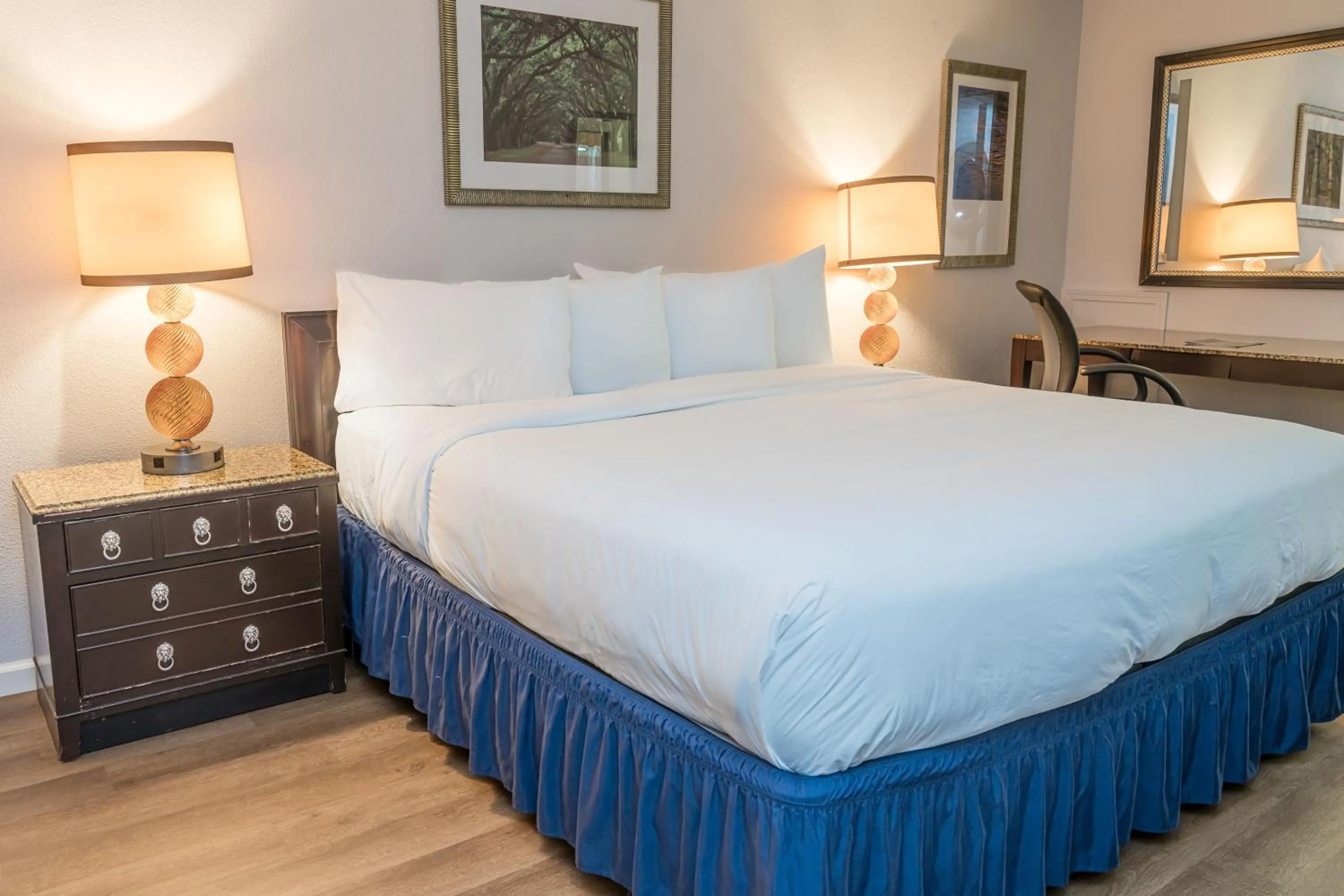 Photo of the whole room in Traveler's Inn