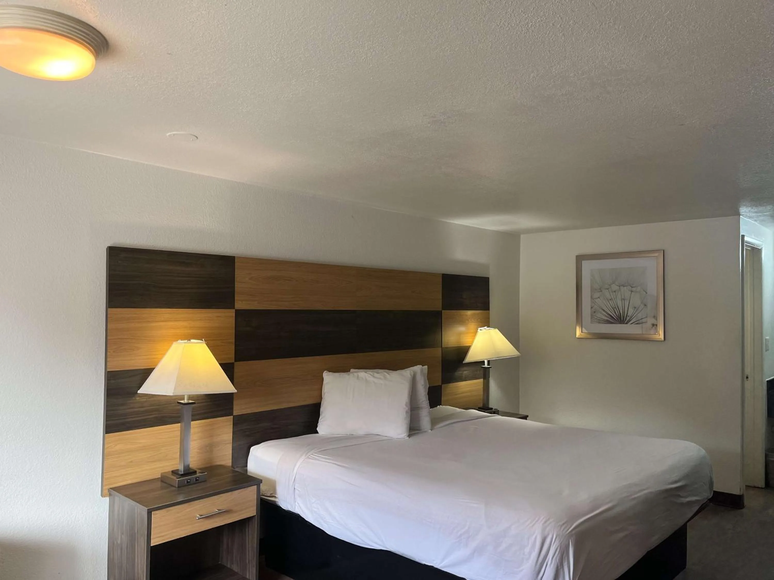 Bedroom, Bed in Motel 6 Cross Lanes, WV Goff Mountain Rd