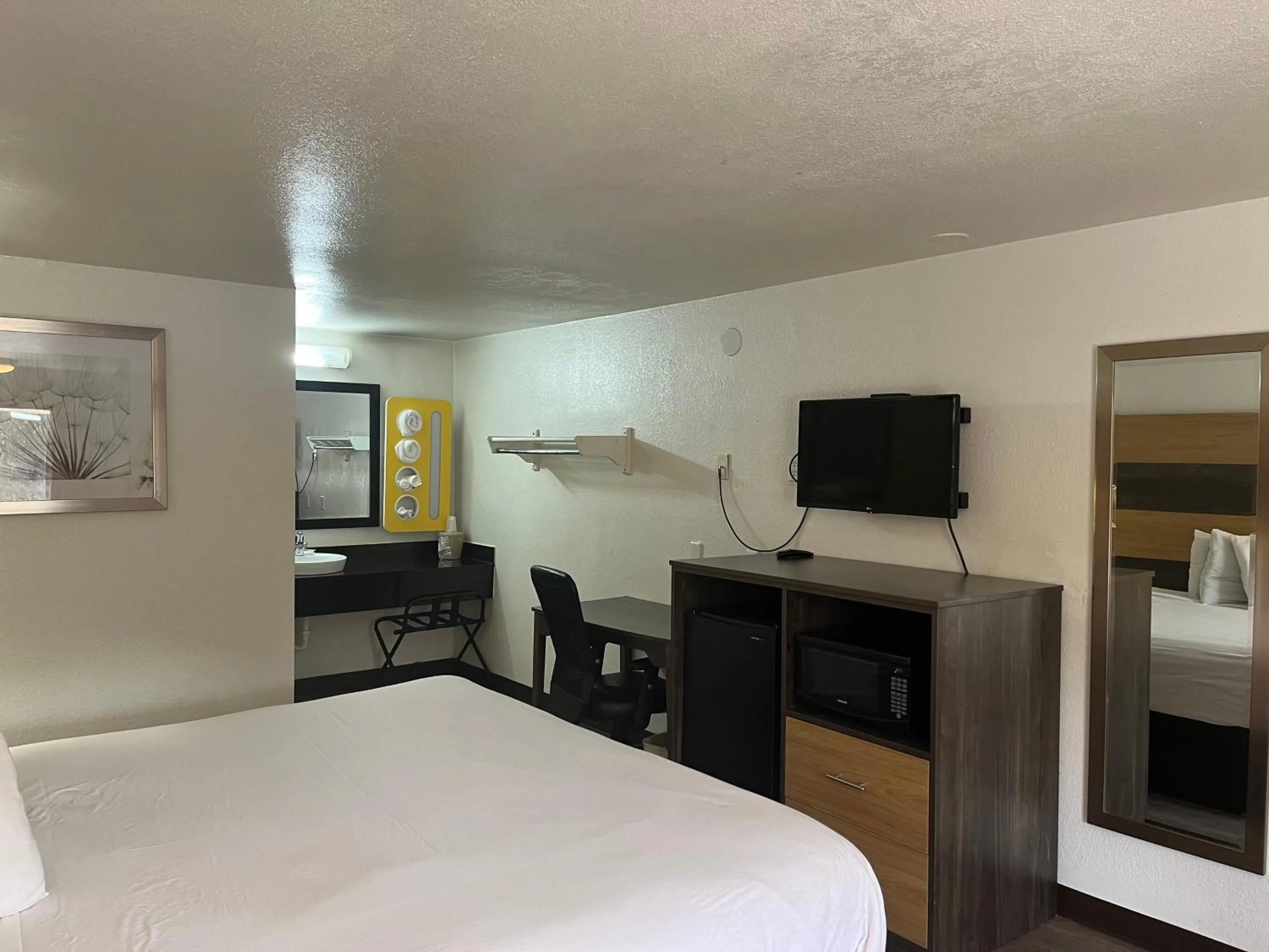 Bed in Motel 6 Cross Lanes, WV Goff Mountain Rd