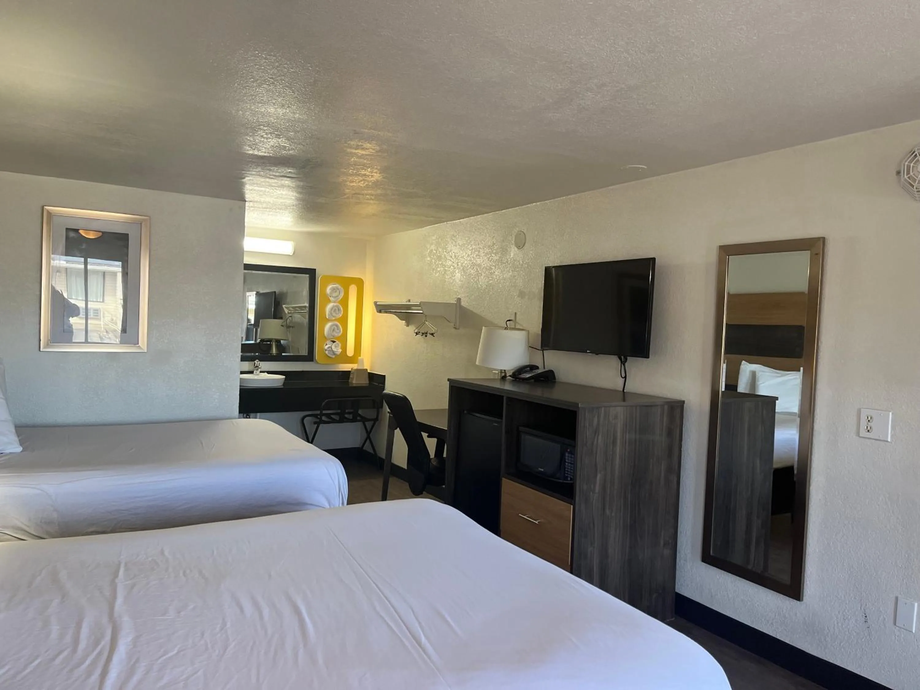 Bedroom, Bed in Motel 6 Cross Lanes, WV Goff Mountain Rd