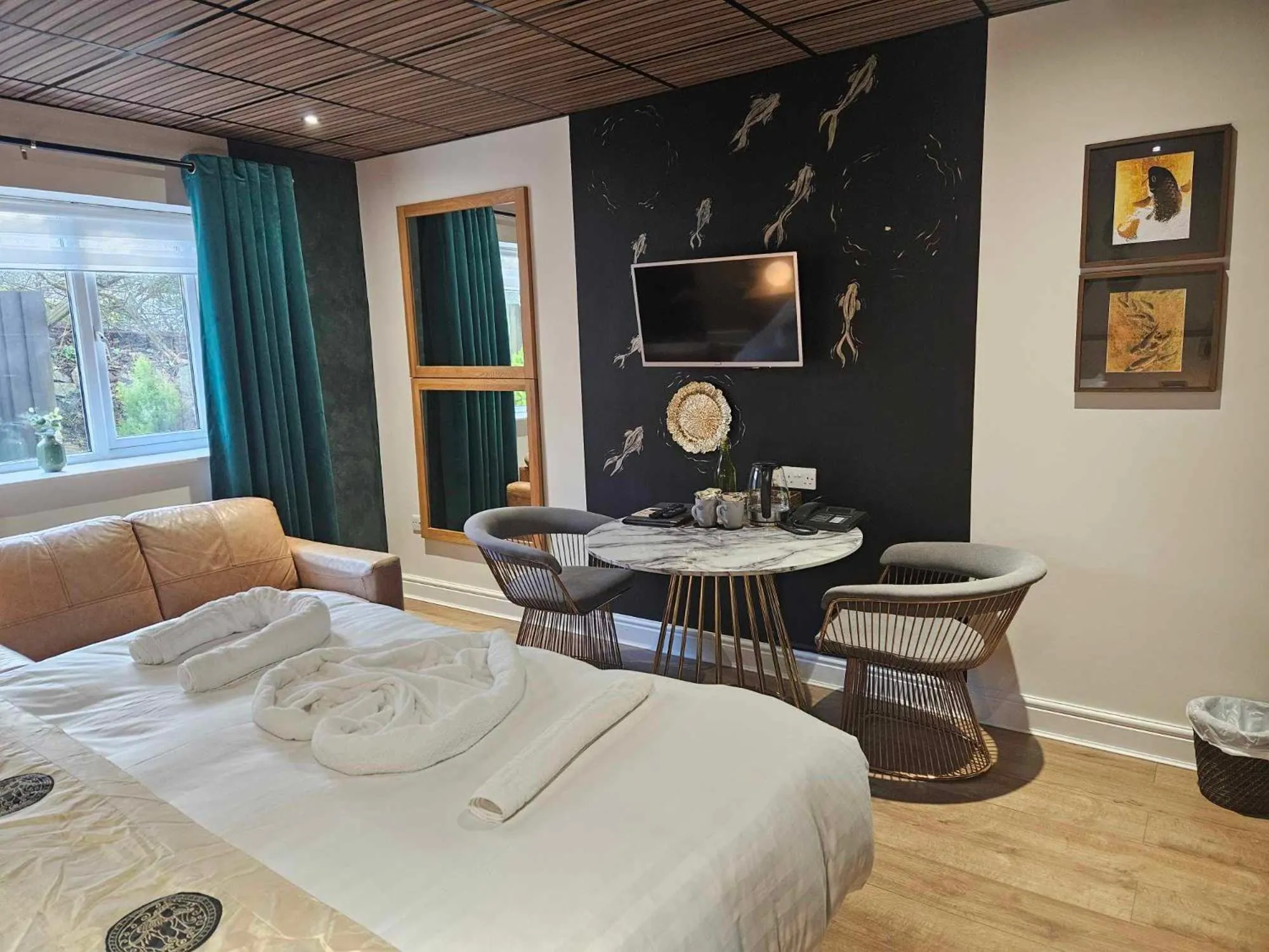 Photo of the whole room, Bed in The Imperial Dragon Hotel