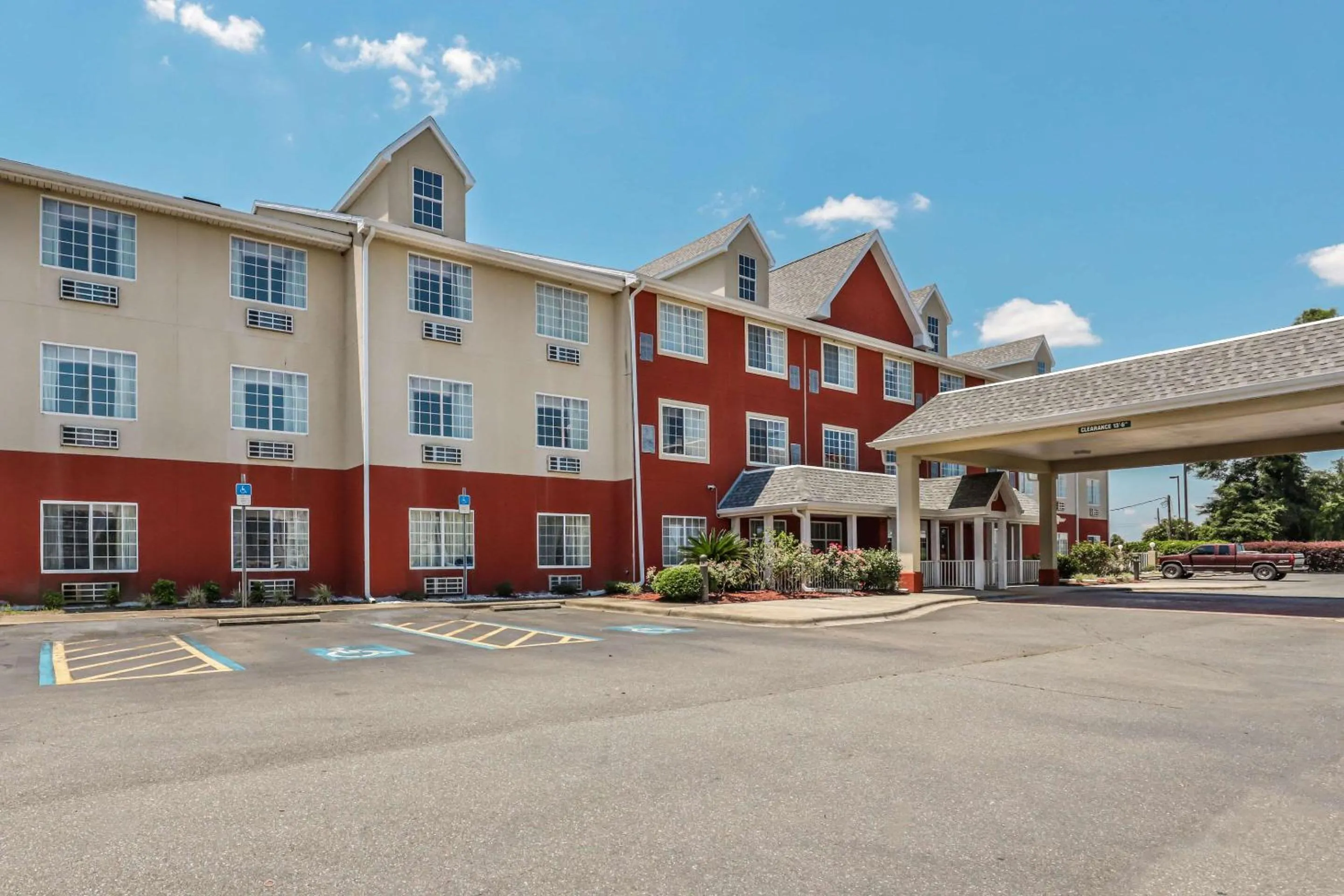 Property building in Econo Lodge Inn & Suites Marianna South