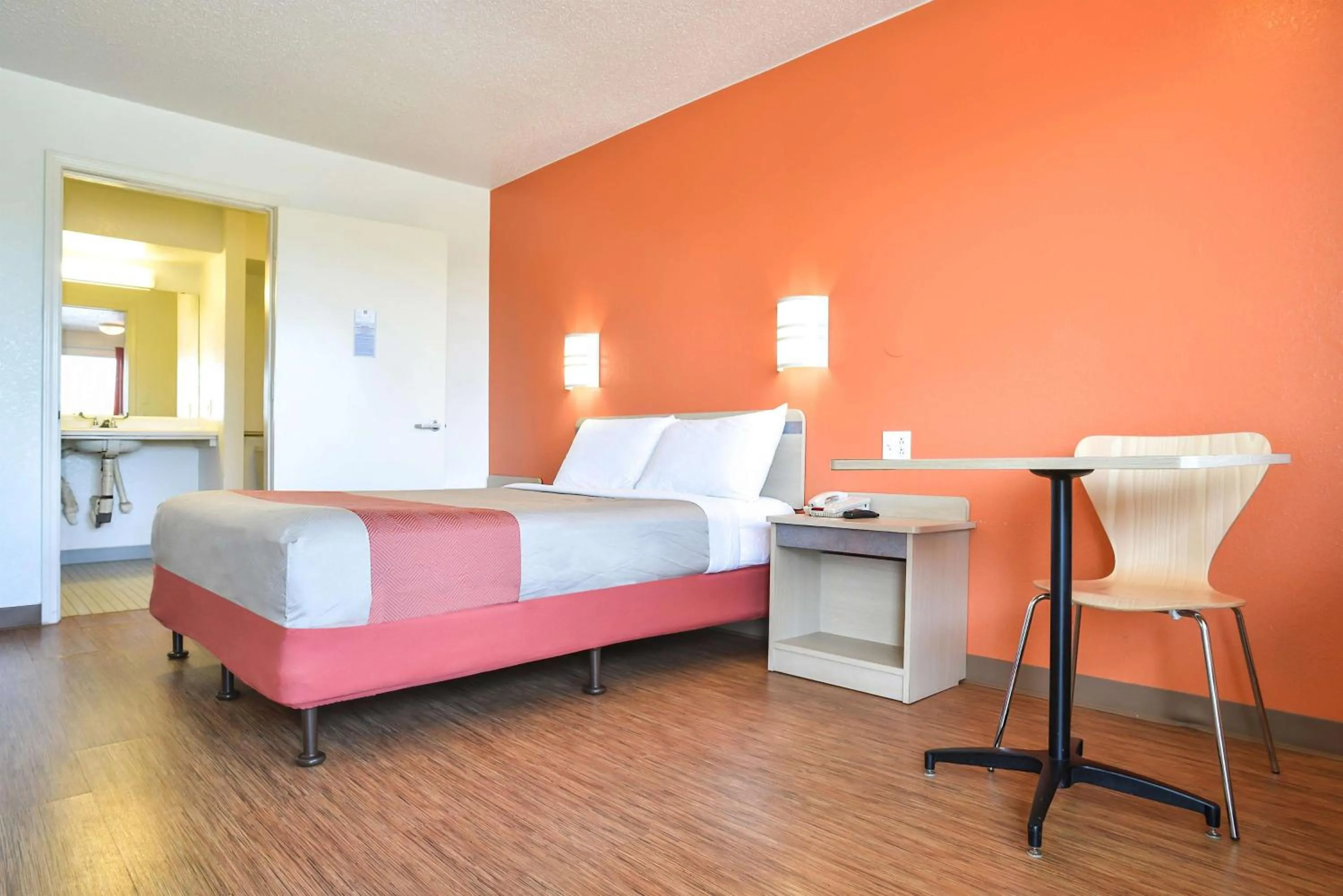 Photo of the whole room, Bed in Motel 6-Saint Joseph, MO