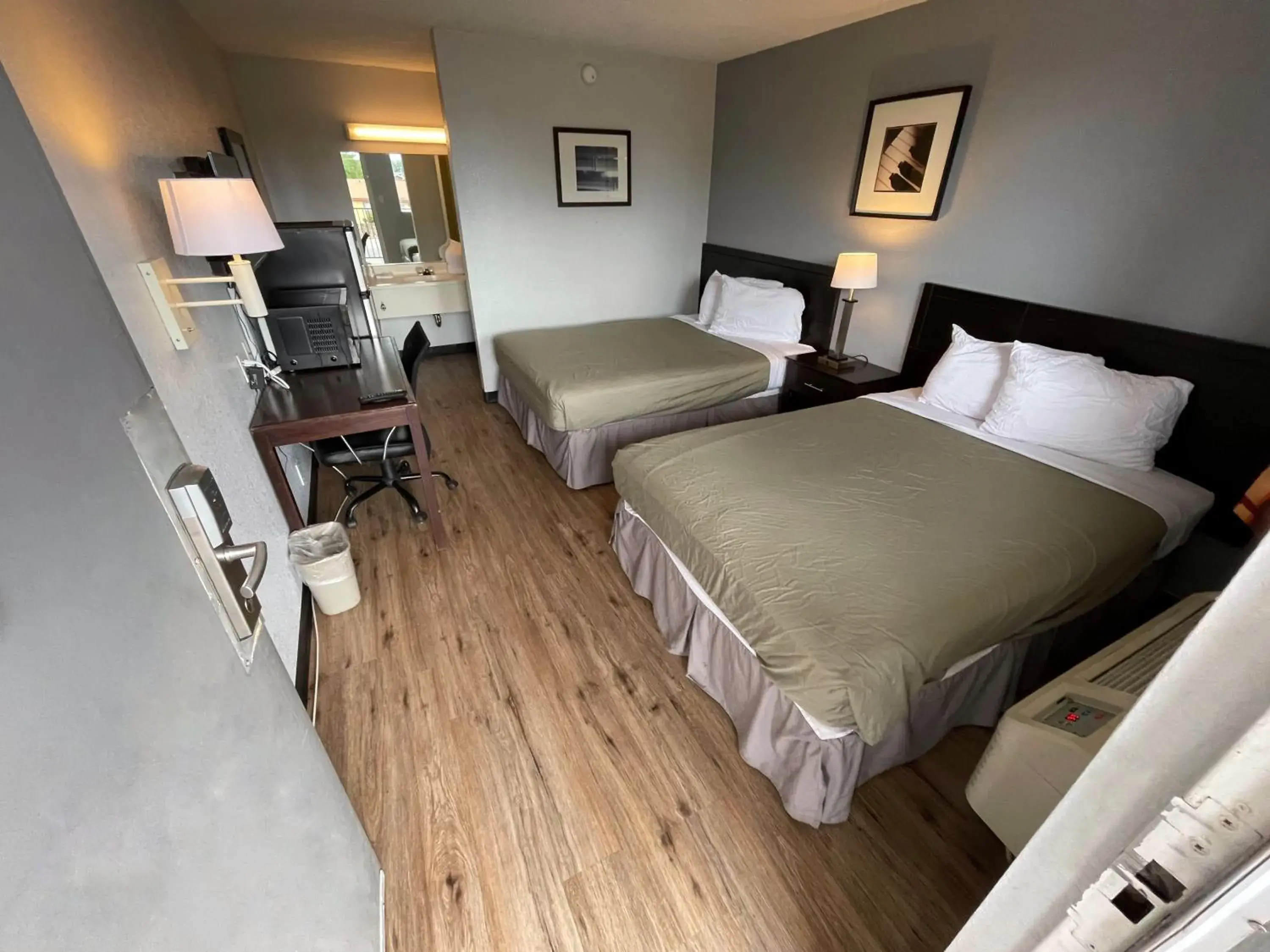 Quadruple Room - Non Smoking in Rodeway Inn Albuquerque West Quadruple Room - Non Smoking in Rodeway Inn Albuquerque West