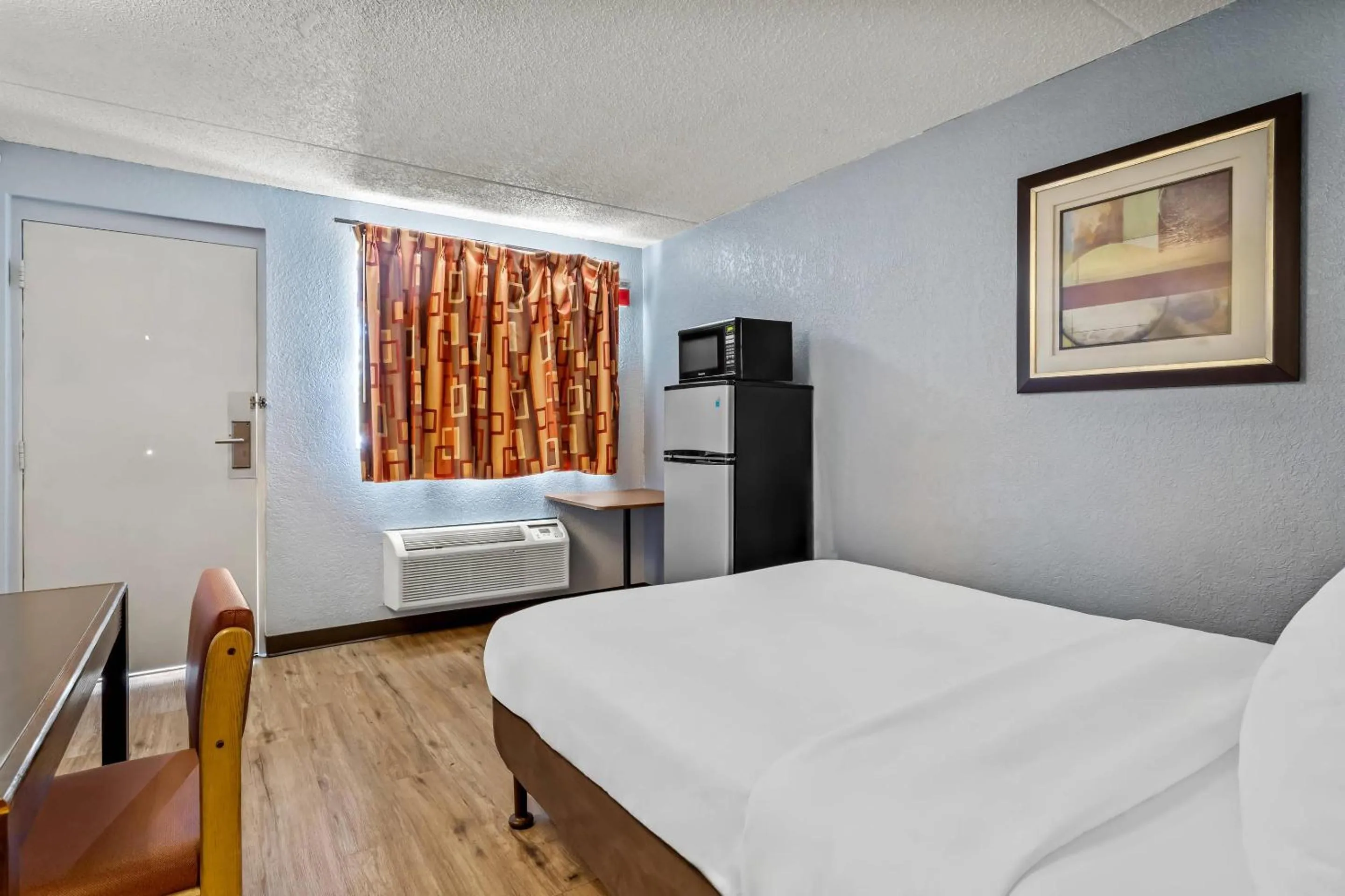 Bedroom, Bed in Rodeway Inn Albuquerque West