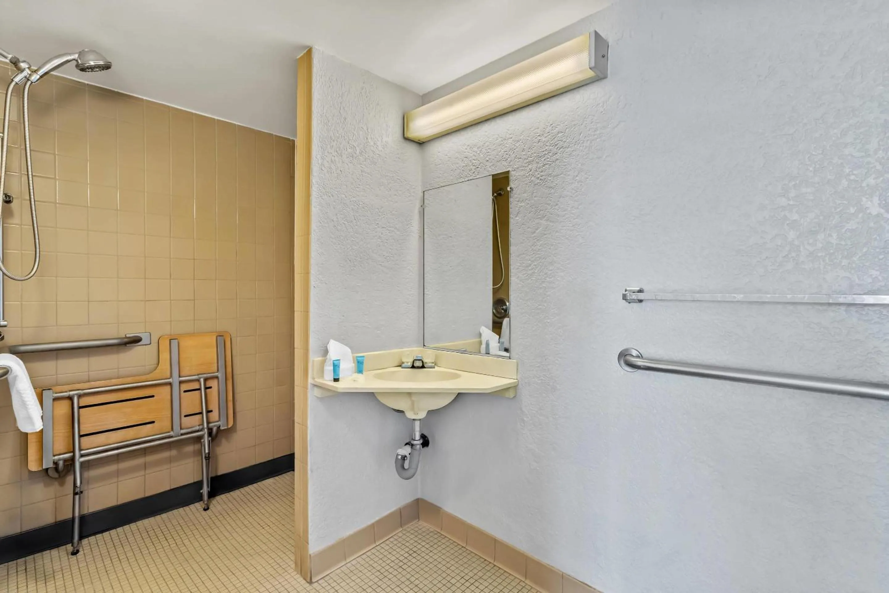 Bedroom in Rodeway Inn Albuquerque West