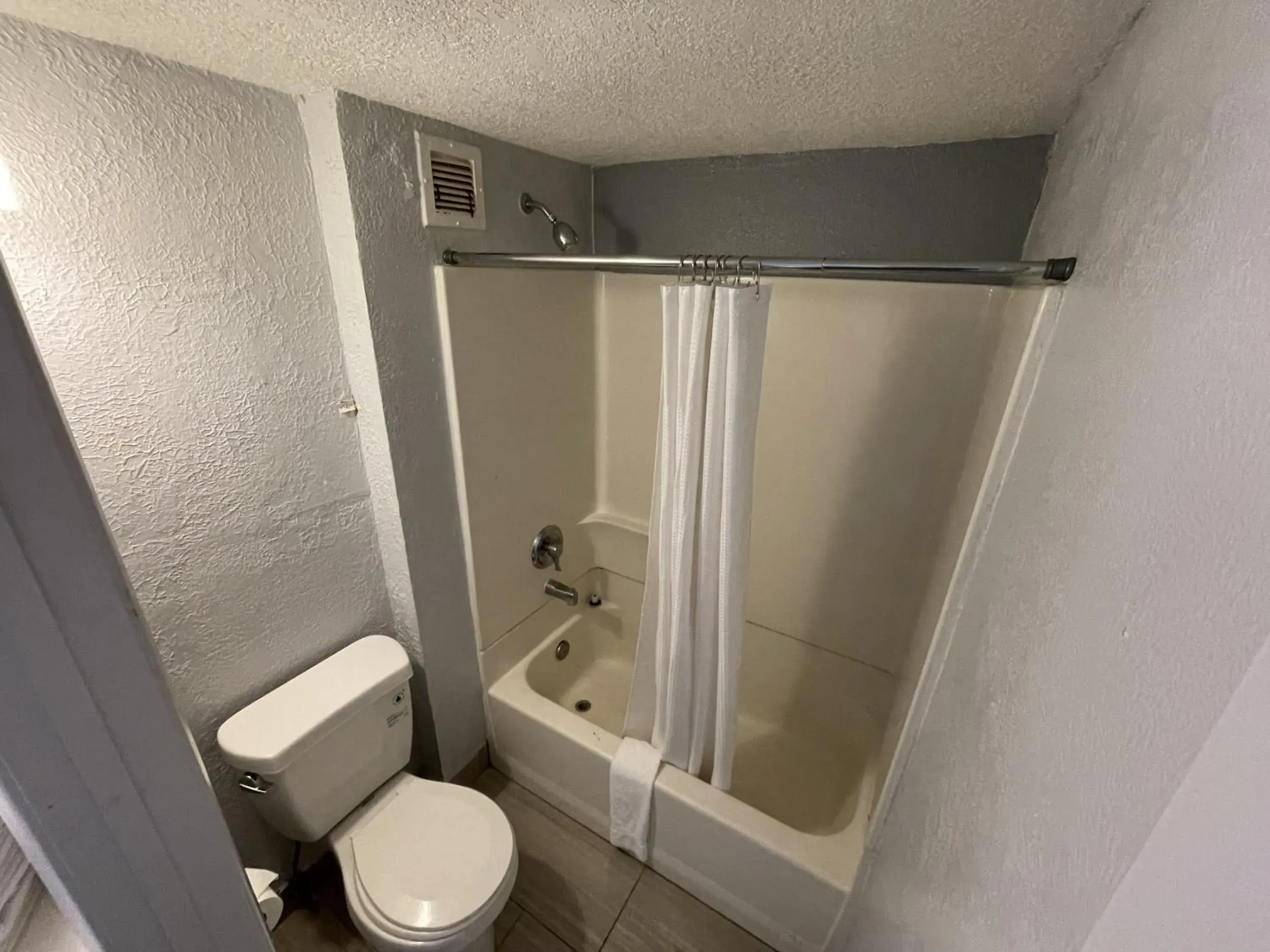 Quadruple Room - Non Smoking in Rodeway Inn Albuquerque West Quadruple Room - Non Smoking in Rodeway Inn Albuquerque West