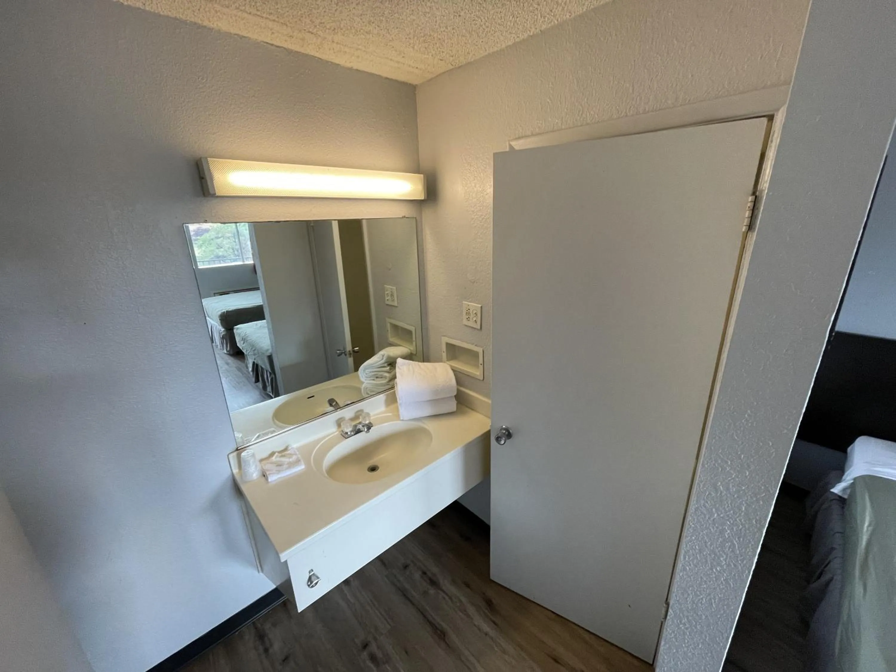 Bathroom, Bed in Rodeway Inn Albuquerque West