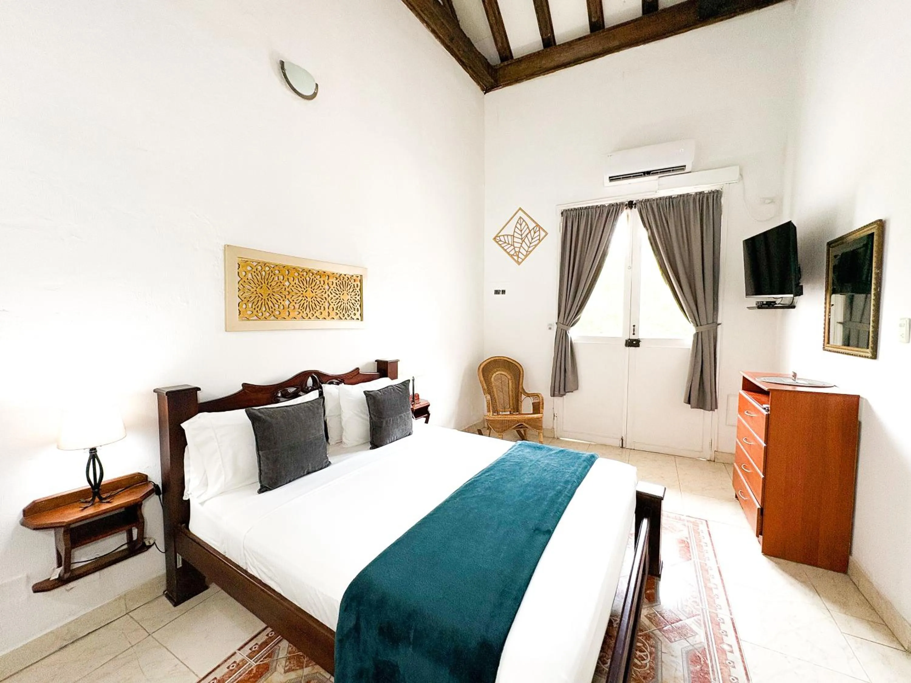 Communal lounge/ TV room, Bed in Hotel AT THE PARK