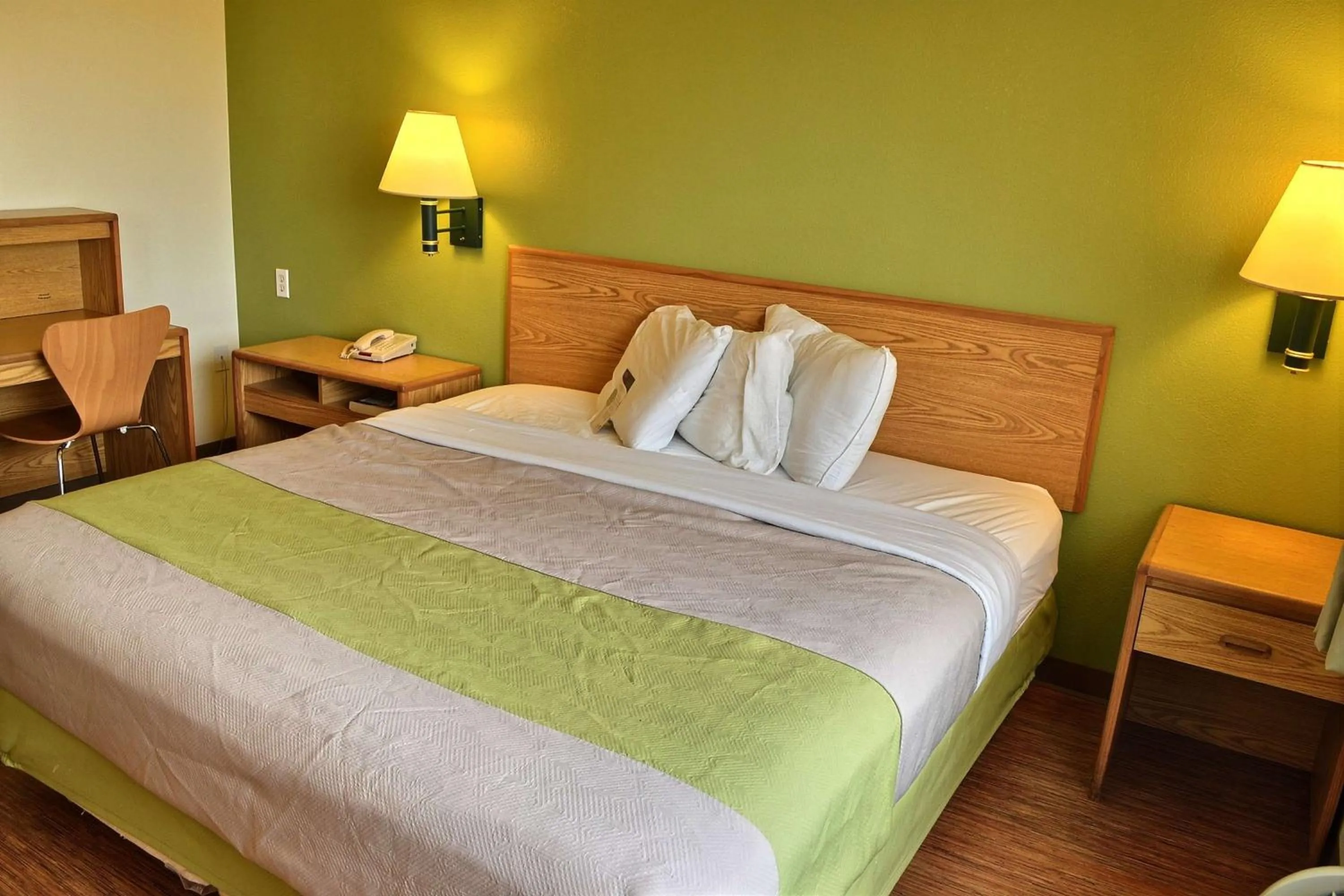 Photo of the whole room, Bed in Motel 6-Billings, MT - North