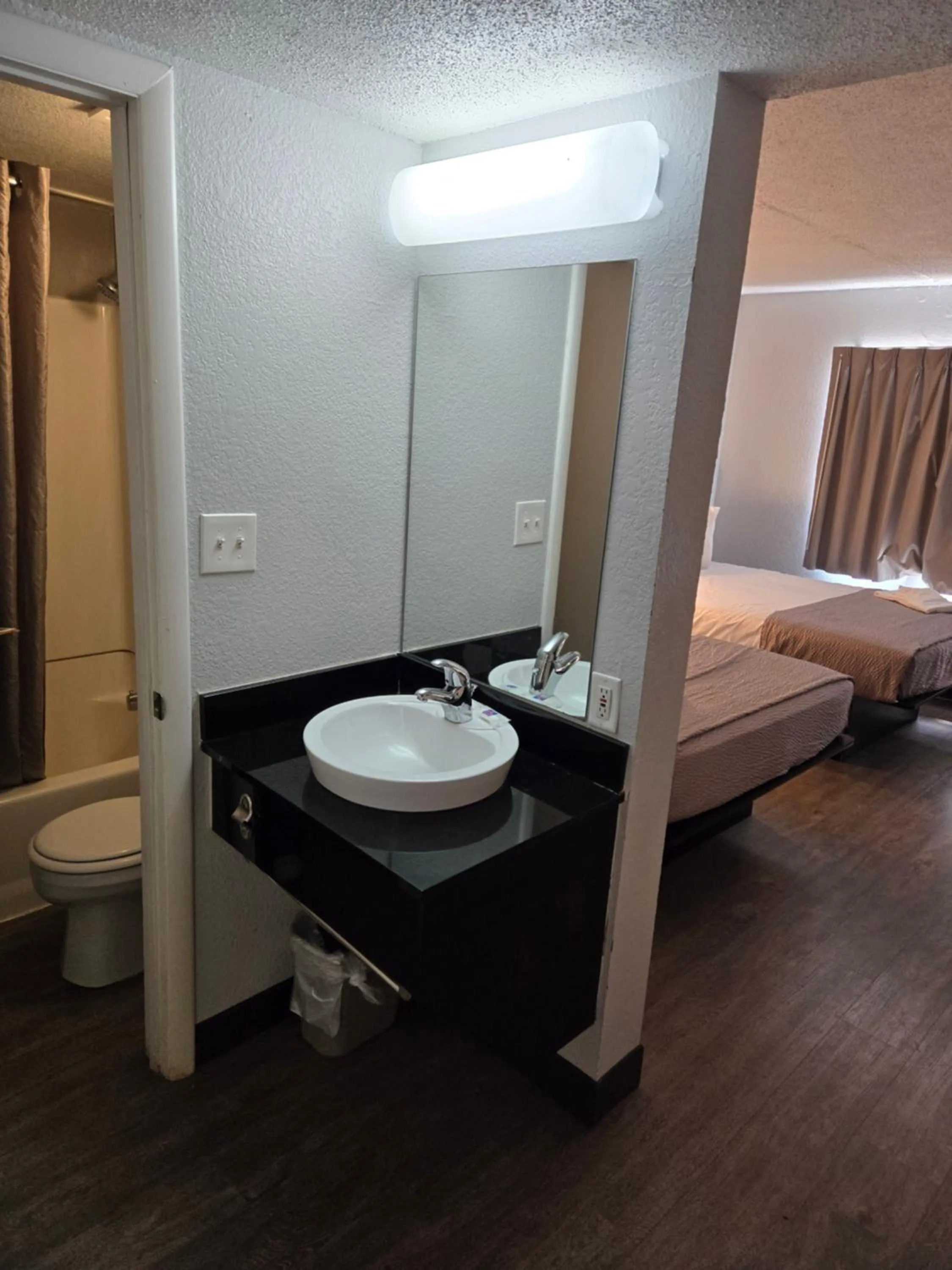 Toilet, Bed in Motel 6-Billings, MT - North