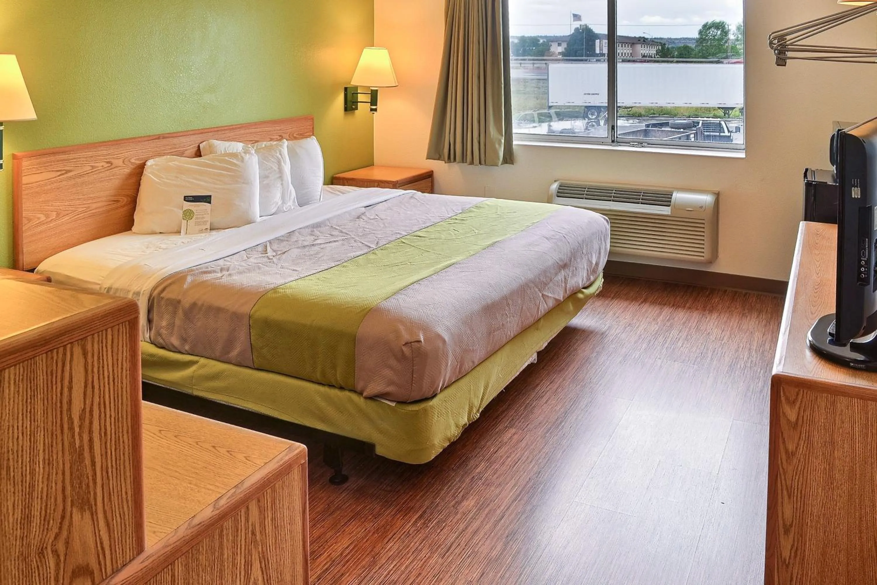 Photo of the whole room, Bed in Motel 6-Billings, MT - North