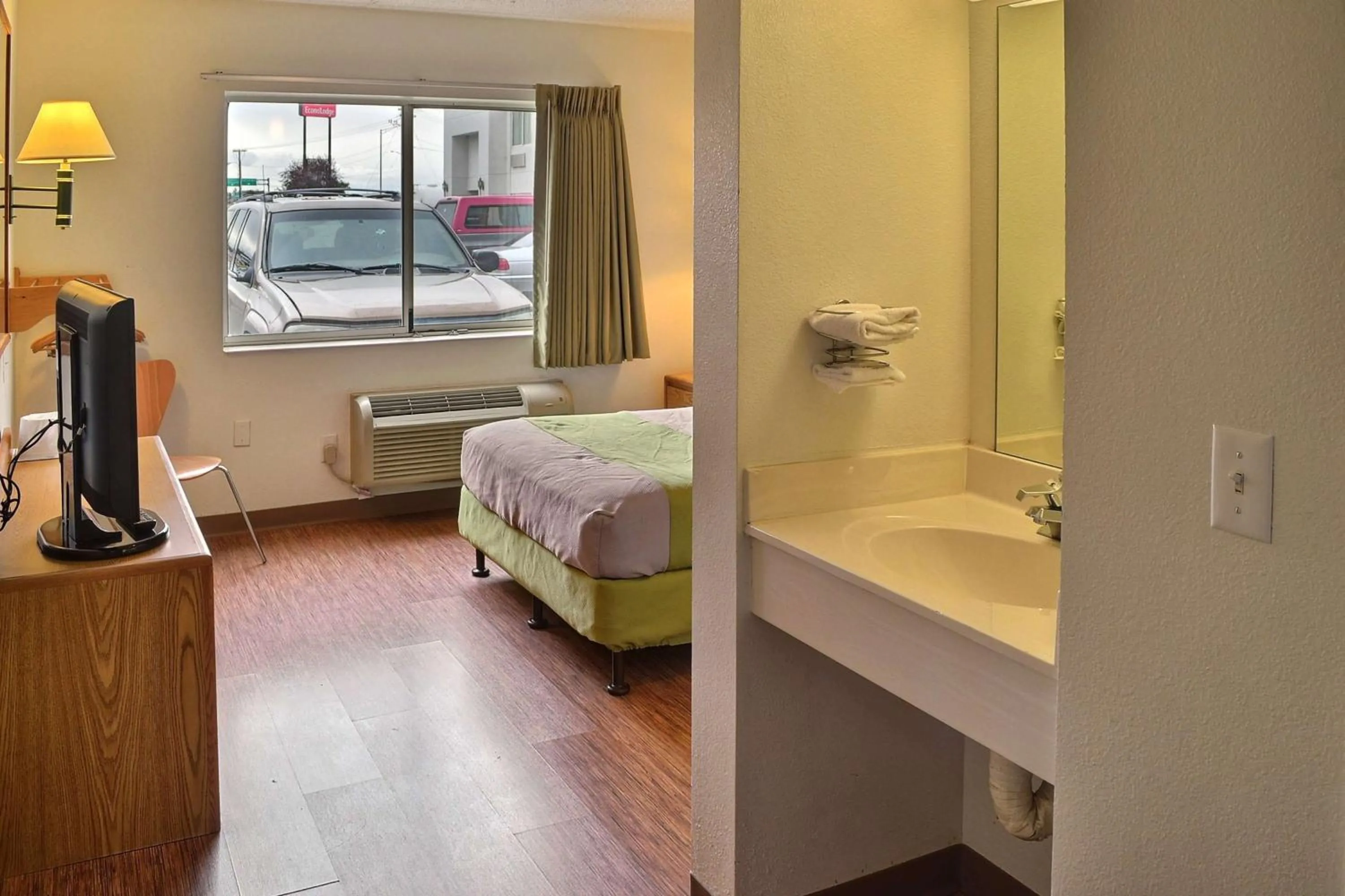 Photo of the whole room, Bed in Motel 6-Billings, MT - North