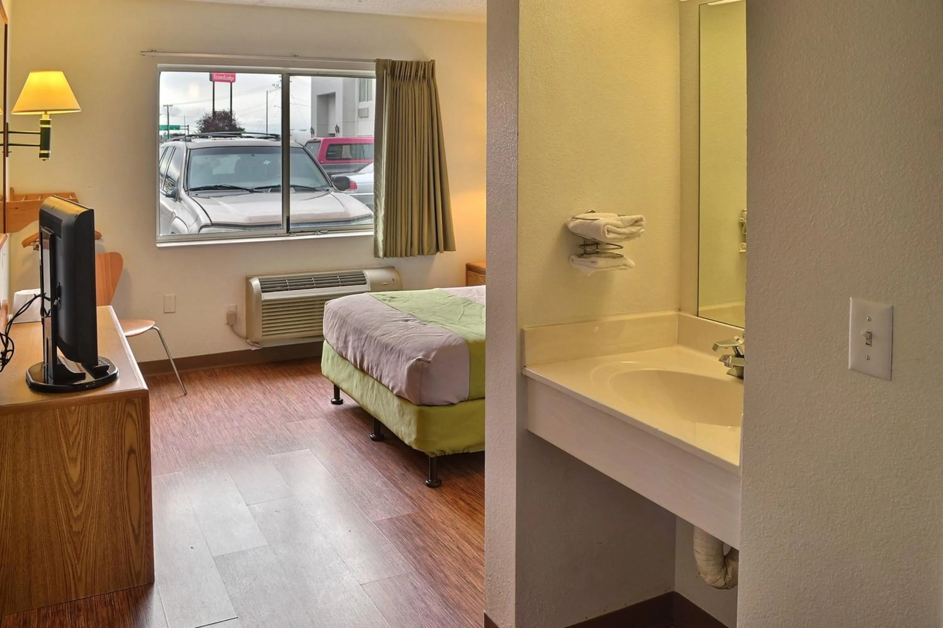 Photo of the whole room, Bed in Motel 6-Billings, MT - North