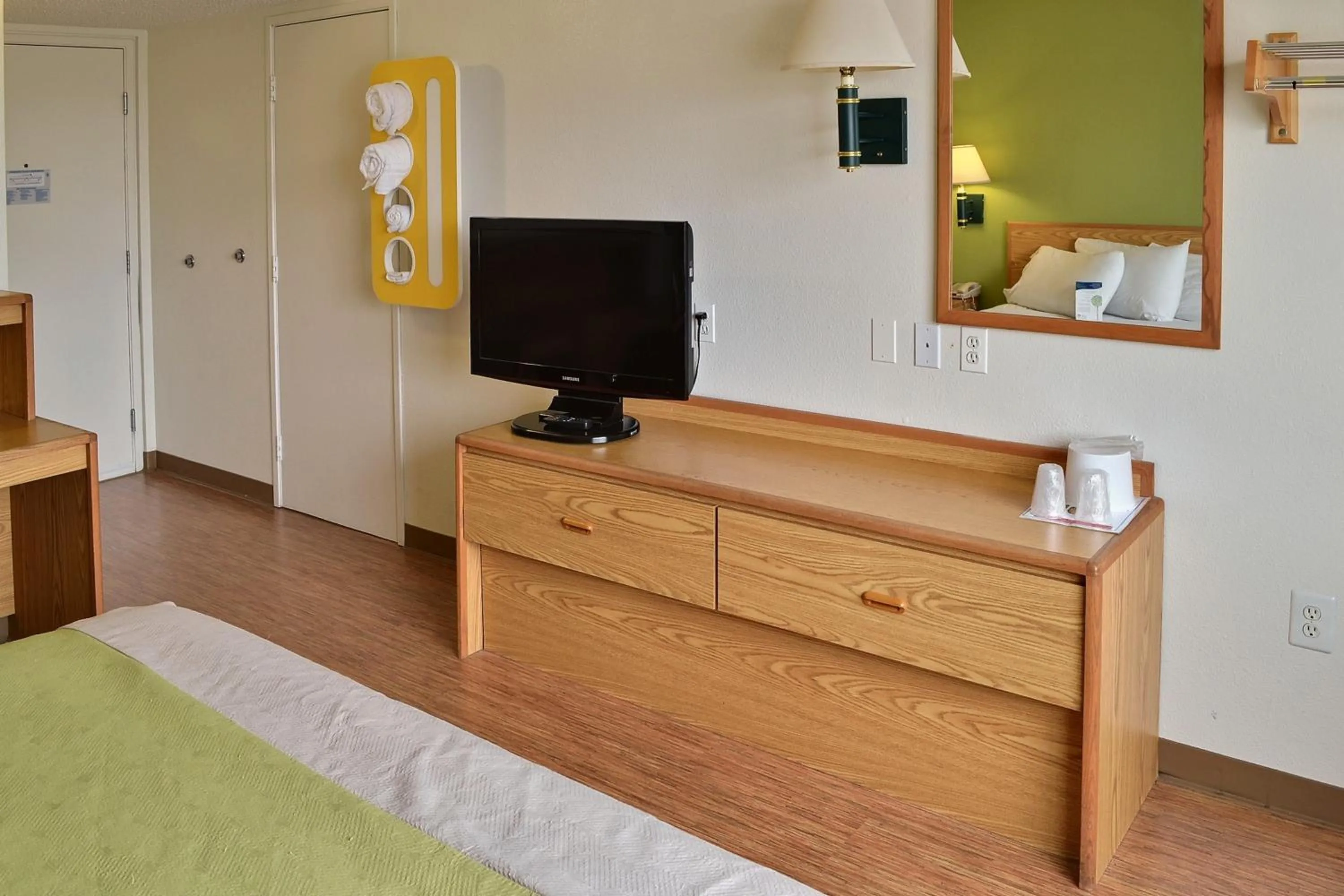 TV and multimedia, Bed in Motel 6-Billings, MT - North