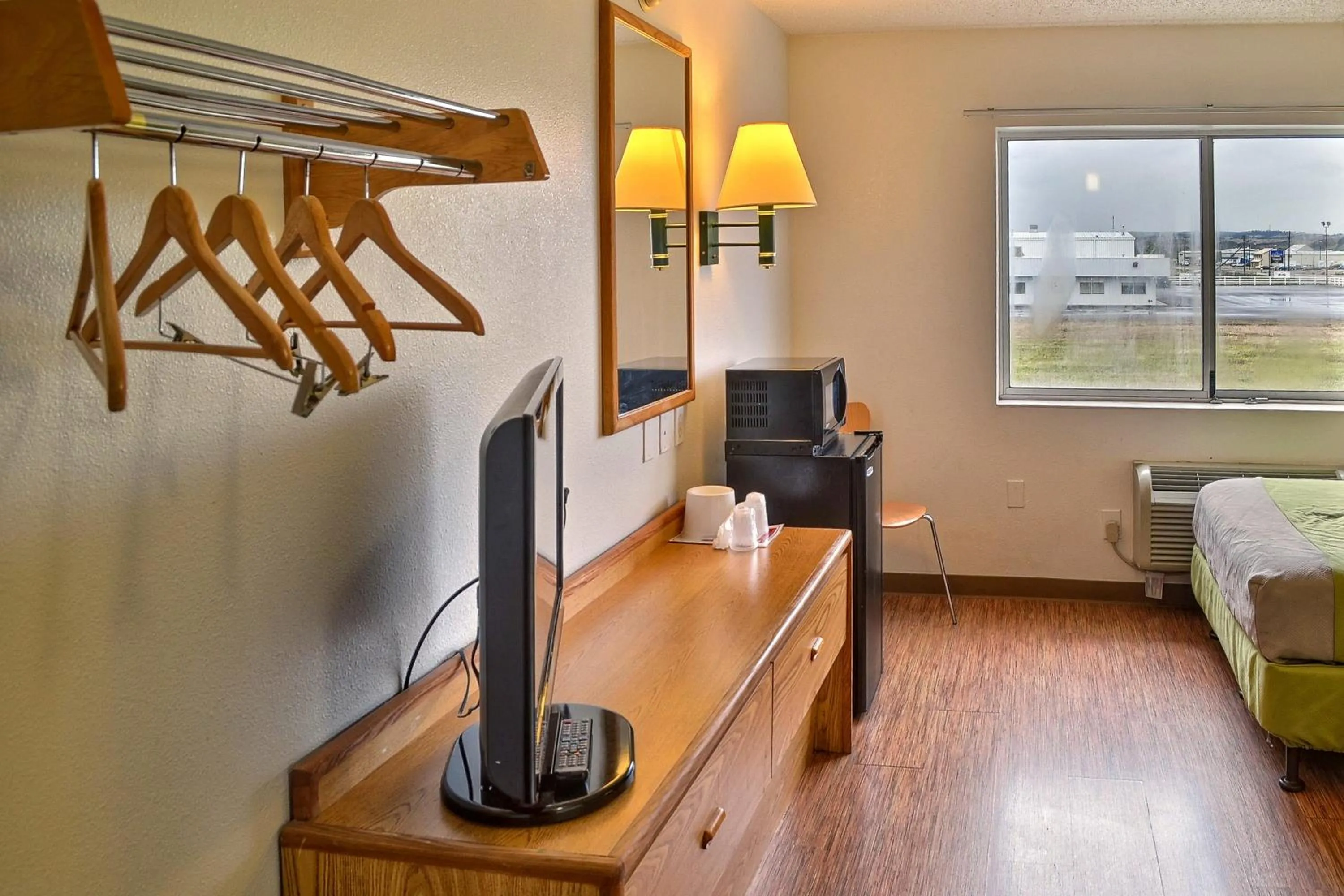 TV and multimedia, Bed in Motel 6-Billings, MT - North