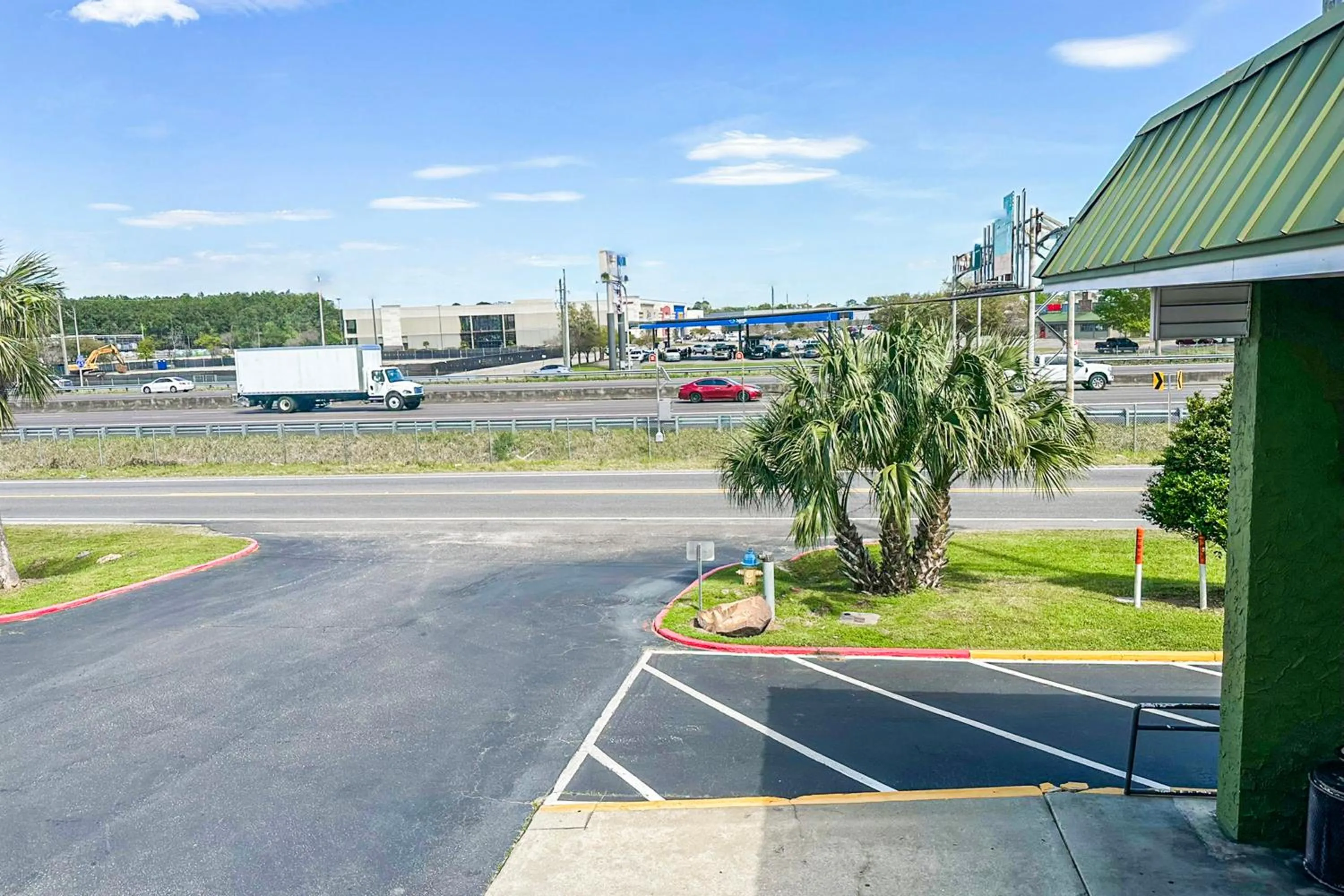 Parking in OYO Hotel Mobile, AL I-65 at Airport Blvd